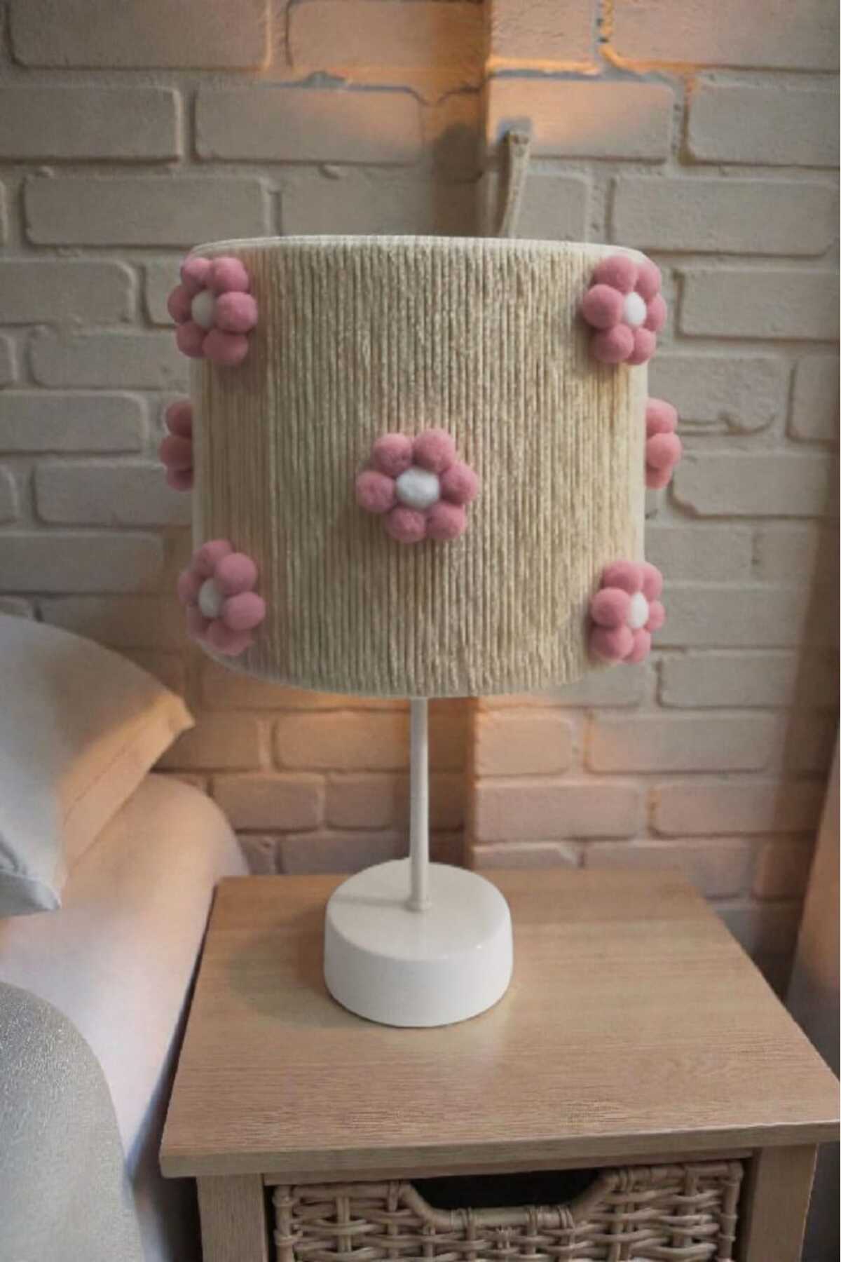 C&A EKRU MAKROME SİLİNDİR İP SARGI PEMBE ÇİÇEK PONPONLU KIZ BEBEK VE KIZ ÇOCUK ODASI ABAJUR fotoğrafı 5 (önizleme)