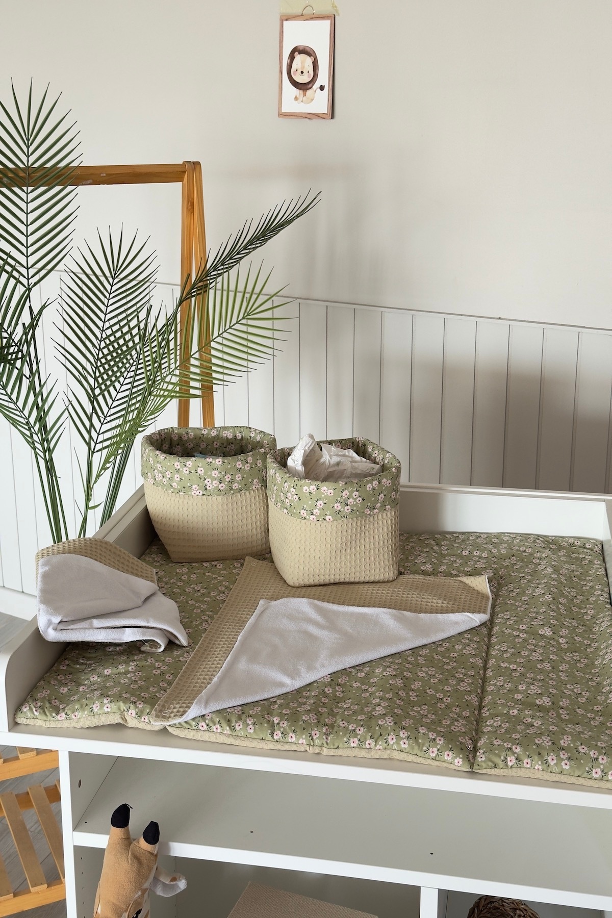 Pastelya Yeşil Papatya Desenli Bebek Alt Açma Seti, Su Geçirmez Değiştirebilir Ped, Alt Açma Minderi fotoğrafı 5 (önizleme)