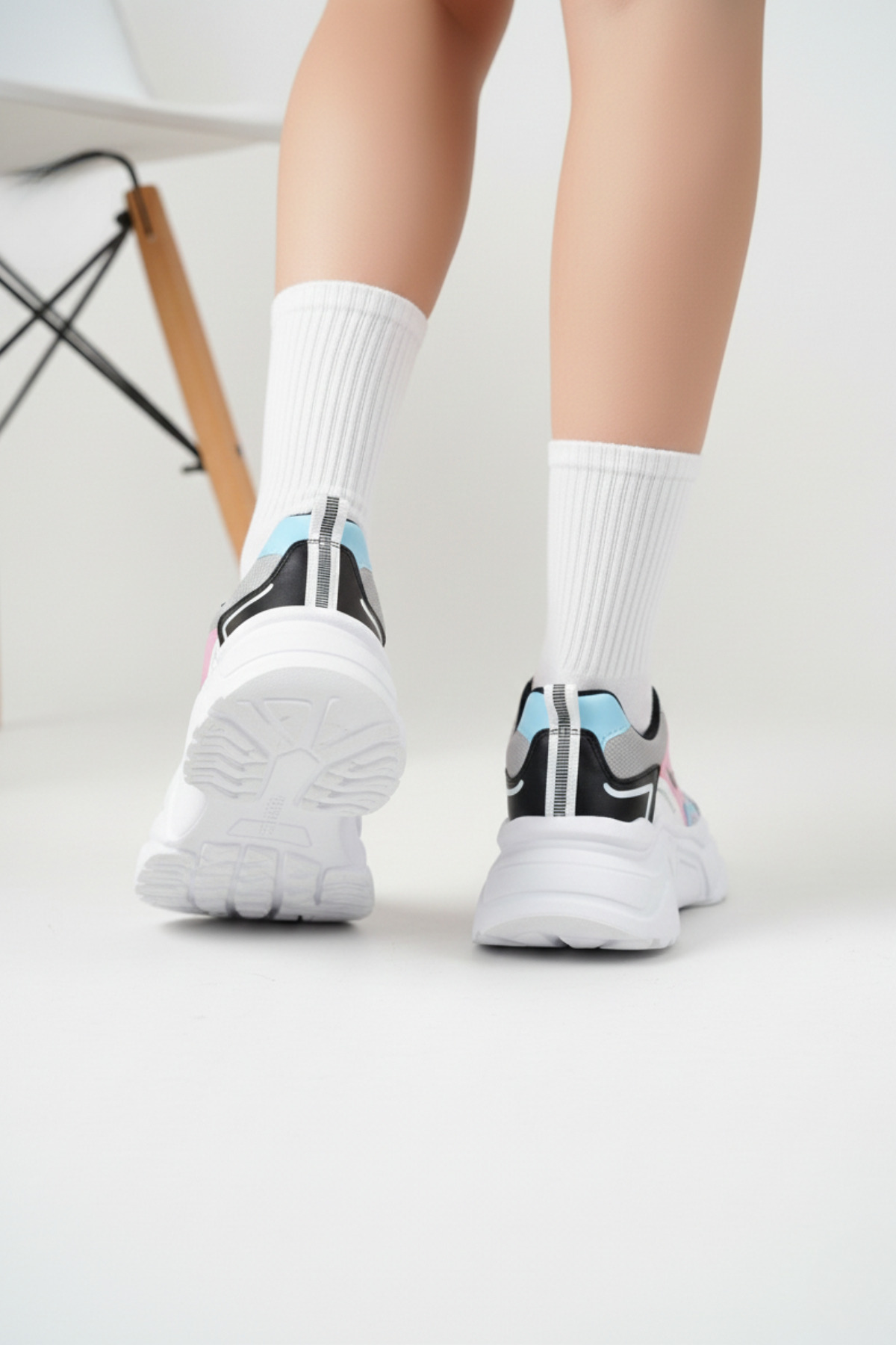 حذاء رياضي نسائي يومي باللون الرمادي والوردي والأز...