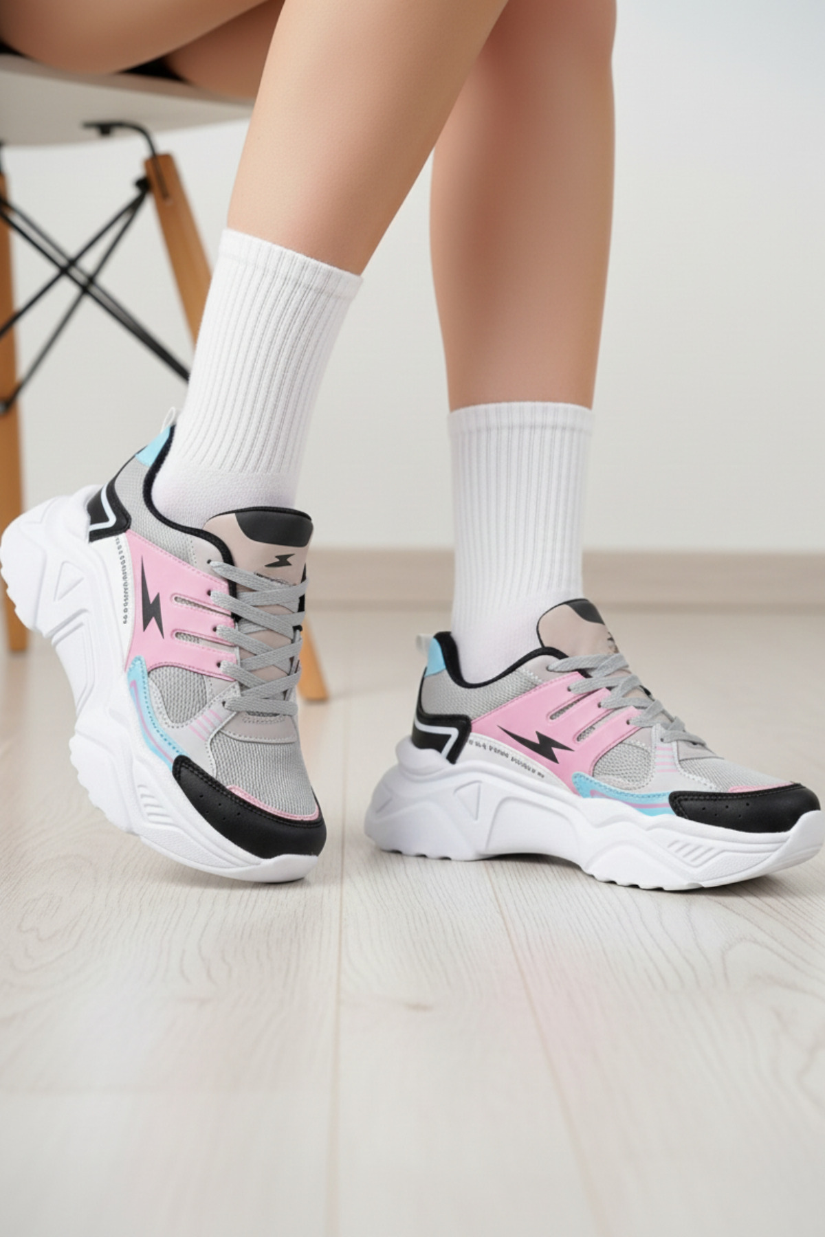 حذاء رياضي نسائي يومي باللون الرمادي والوردي والأز...
