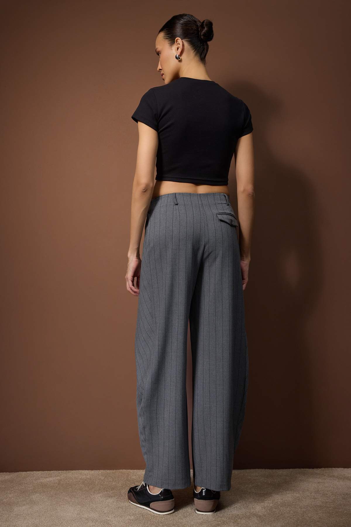 Trendyolmilla  Gri Hacimli Pilili Balon Fit Çizgili Kumaş Pantolon TWOAW26PL00149 - Görsel 5