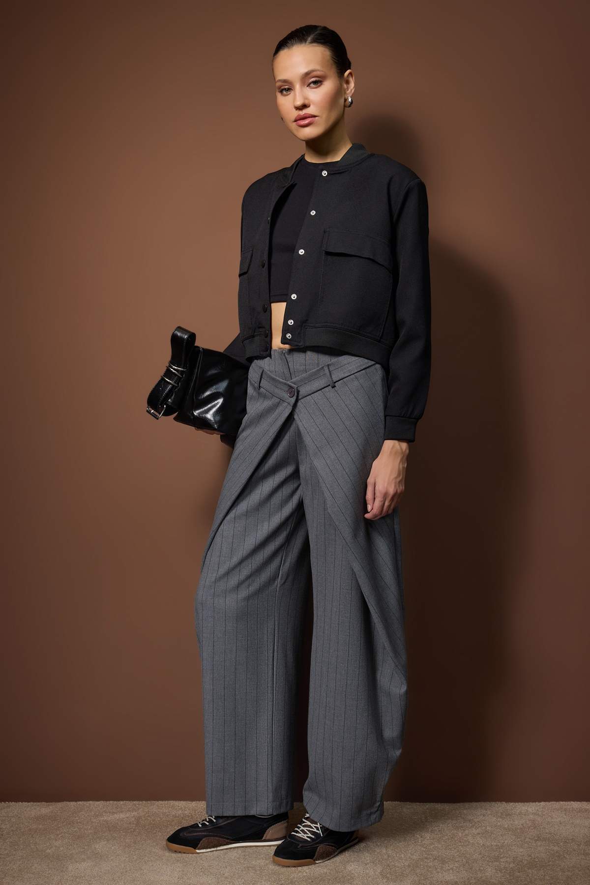 Trendyolmilla  Gri Hacimli Pilili Balon Fit Çizgili Kumaş Pantolon TWOAW26PL00149 - Görsel 3