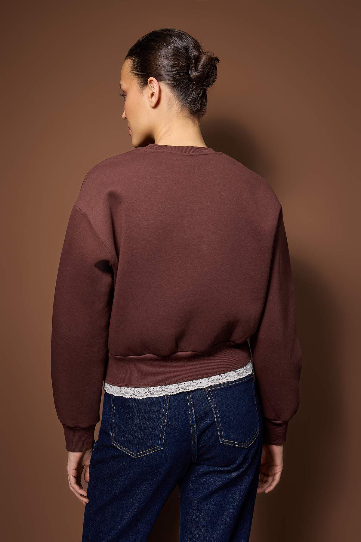 Trendyolmilla  Teen Kahverengi Regular Dantel Detaylı Slogan Nakışlı Kalın Polarlı Örme Sweatshirt TWOAW26SW00153 - Görsel 4