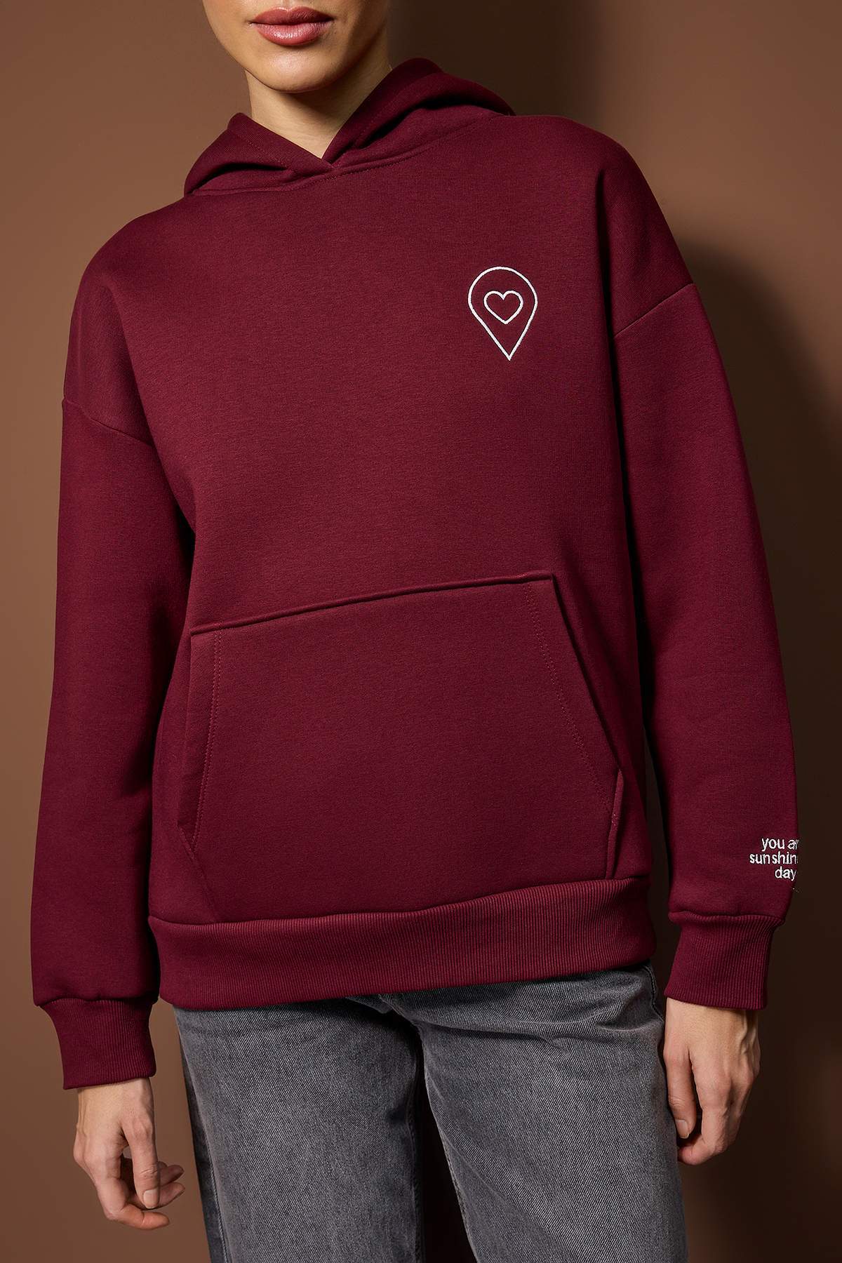 Trendyolmilla  Bordo Nakışlı/İşleme Oversize/Geniş Kalıp Kapüşonlu Örme Sweatshirt TWOAW26SW00171 - Görsel 3