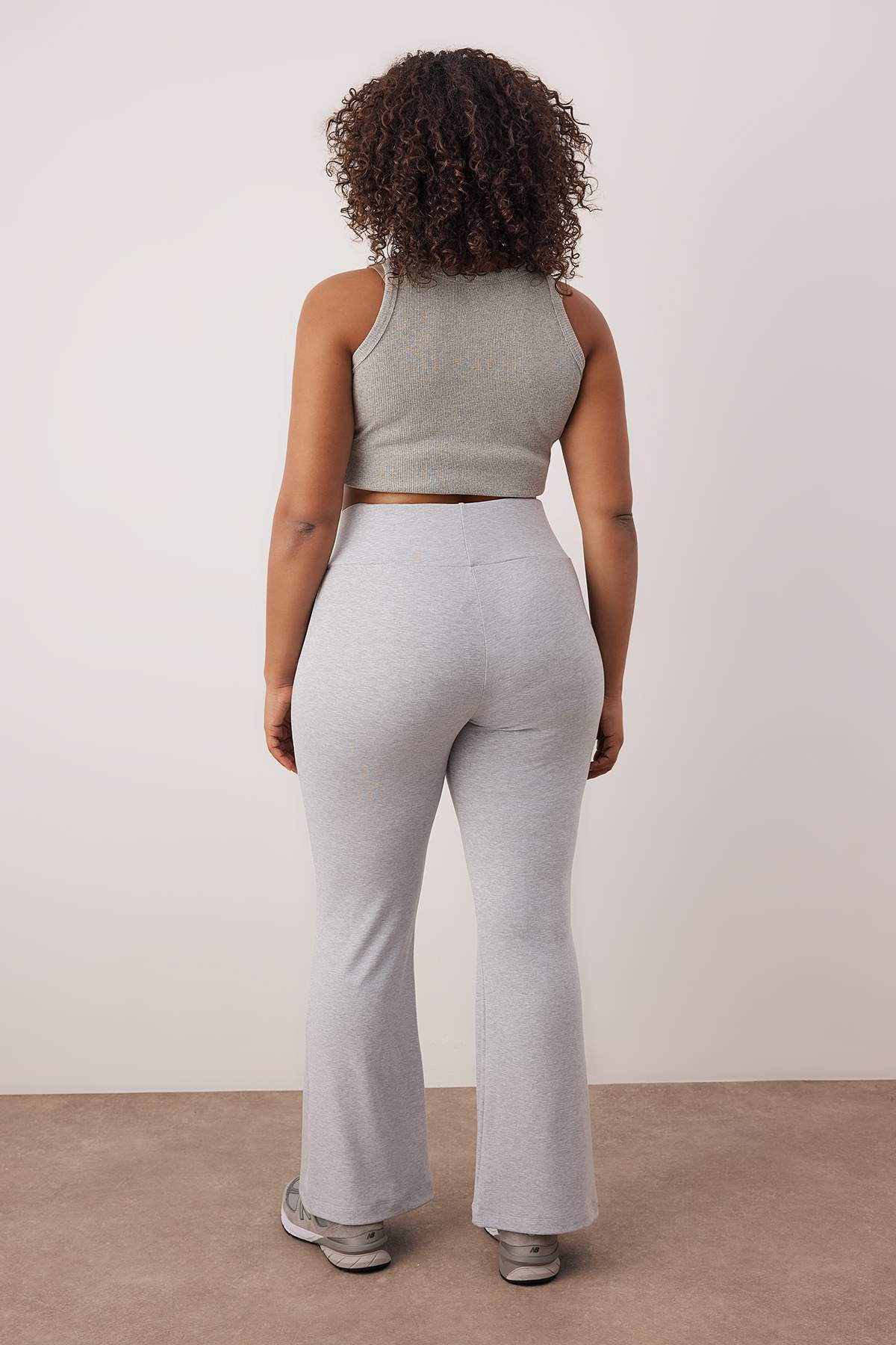 Trendyolmilla  Gri Melanj- Siyah Flare/İspanyol Paça Dökümlü Kumaş Büyük Beden Pantolon&Eşofman Altı TBBAW26AR00027 - Görsel 7