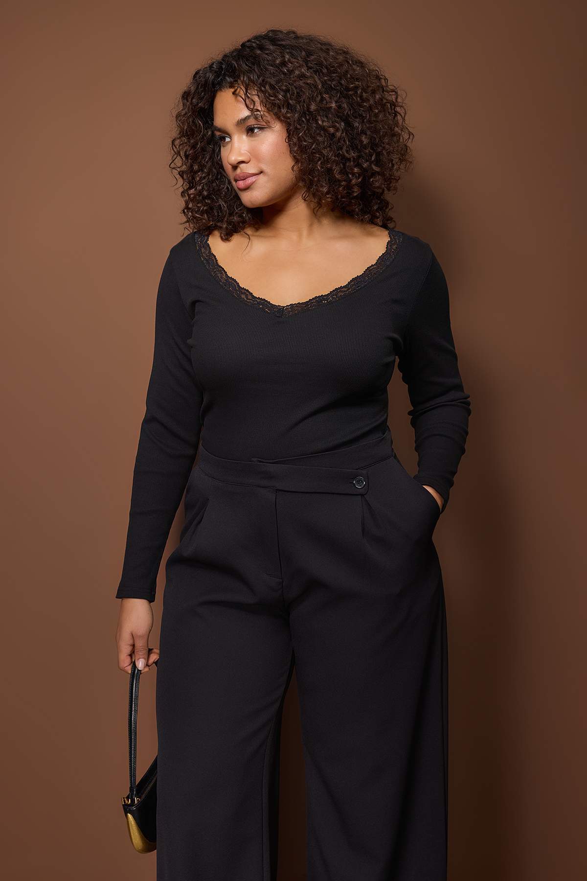 Trendyol Curve Schwarze, figurbetonte, elastische Strickbluse aus Baumwolle m...