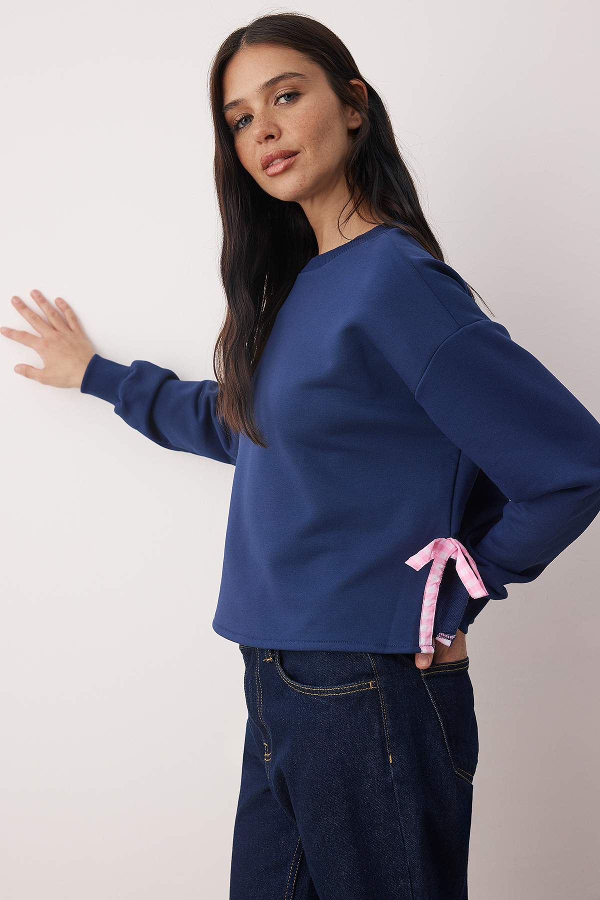 Trendyolmilla  Lacivert Kalın İçi Polarlı Kurdele Detaylı Crop Boy Örme Sweatshirt TWOAW26SW00075 - Görsel 2