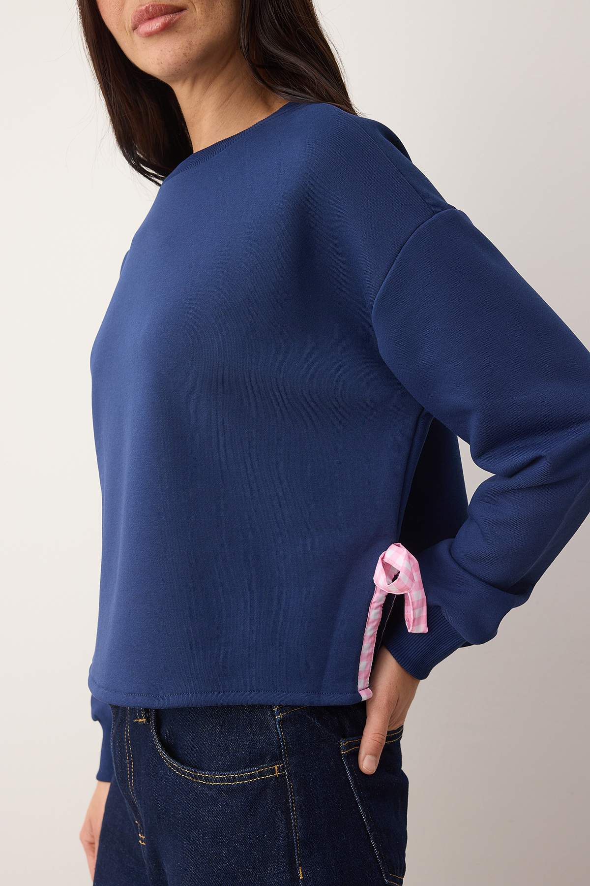 Trendyolmilla  Lacivert Kalın İçi Polarlı Kurdele Detaylı Crop Boy Örme Sweatshirt TWOAW26SW00075 - Görsel 3