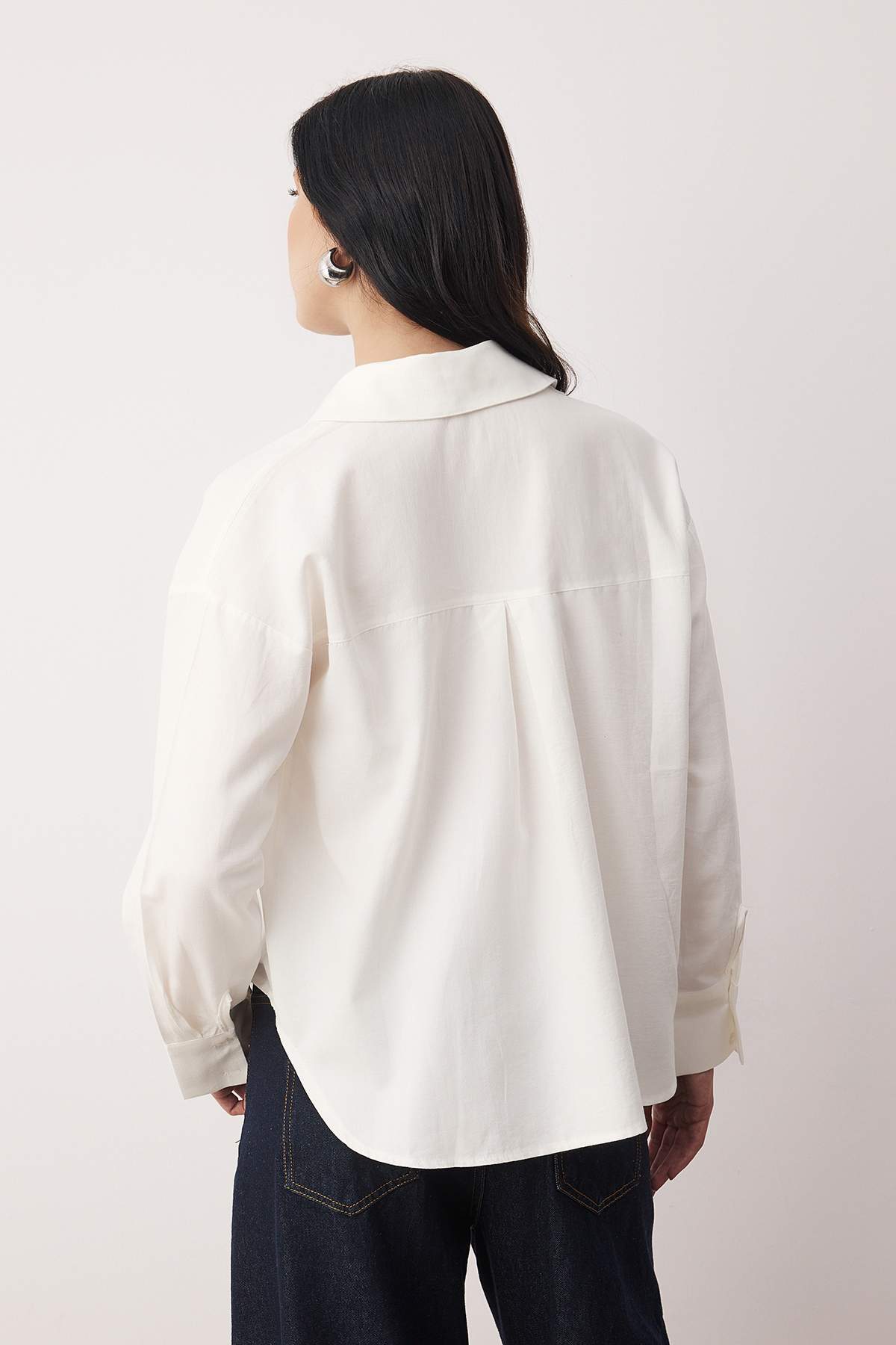 Trendyolmilla  Beyaz Oxford Geniş/Oversize Kalıp Gömlek TWOAW26GO00121 - Görsel 5