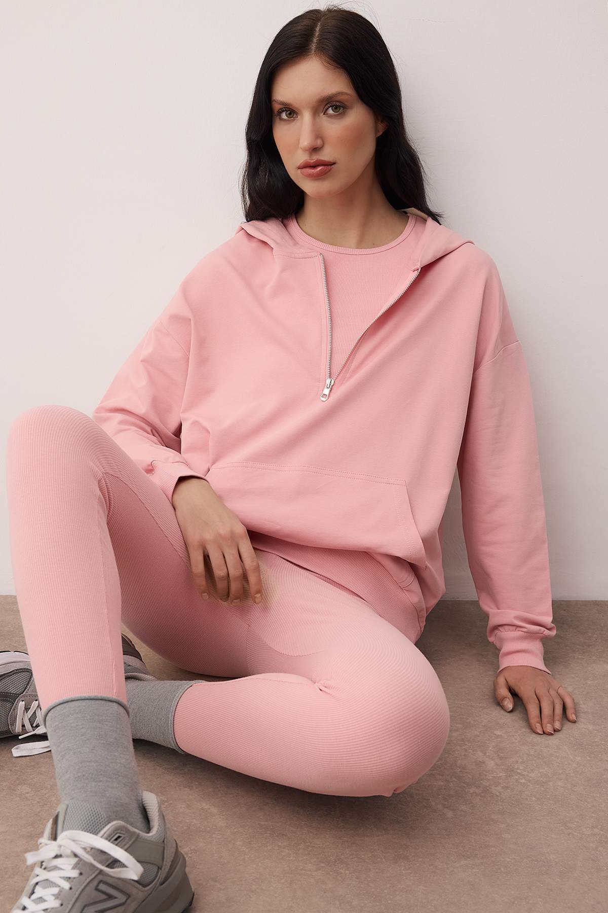 Trendyolmilla  Gül Kurusu 3'lü Oversize/Geniş Kalıp Kapüşonlu Taytlı Örme Alt - Üst Takım TWOAW26AU00151 - Görsel 3