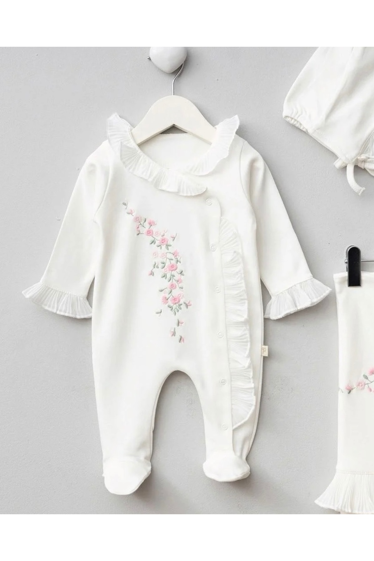 Mert Baby Çiçek Nakışlı Dantel Detaylı 3'lü Organik Hastane Çıkış Seti %100 Pamuk Yenidoğan Kız Bebek fotoğrafı 4 (önizleme)