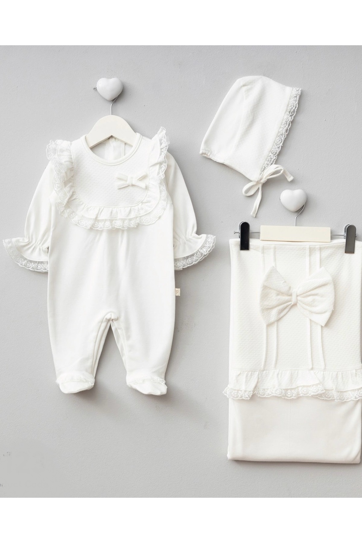 Mert Baby Bella 3'lü Organik Hastane Çıkış Seti Dantel Yaka %100 Pamuk Yenidoğan Kız Bebek fotoğrafı 2 (önizleme)