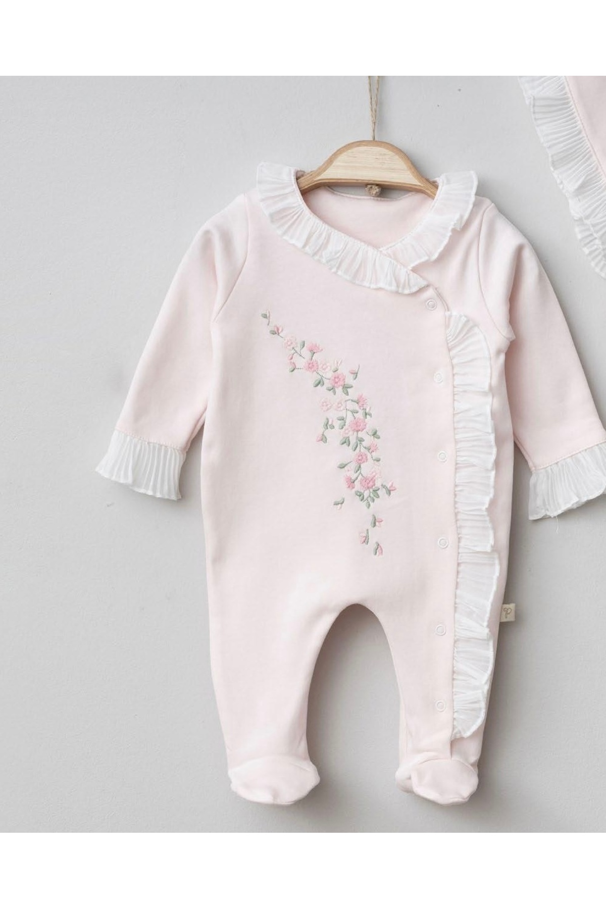 Mert Baby Çiçek Nakışlı Dantel Detaylı Organik Tulum ve Şapka %100 Pamuk Yenidoğan Kız Bebek fotoğrafı 3 (önizleme)