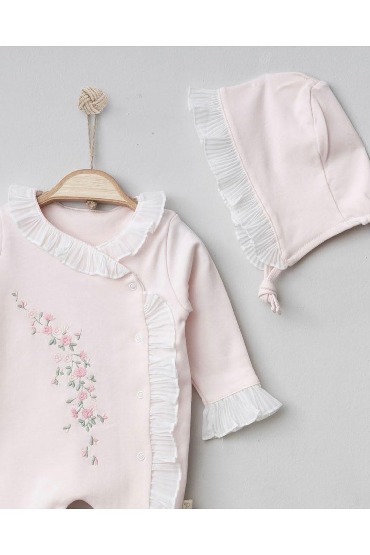 Mert Baby Çiçek Nakışlı Dantel Detaylı Organik Tulum ve Şapka %100 Pamuk Yenidoğan Kız Bebek fotoğrafı 4 (önizleme)