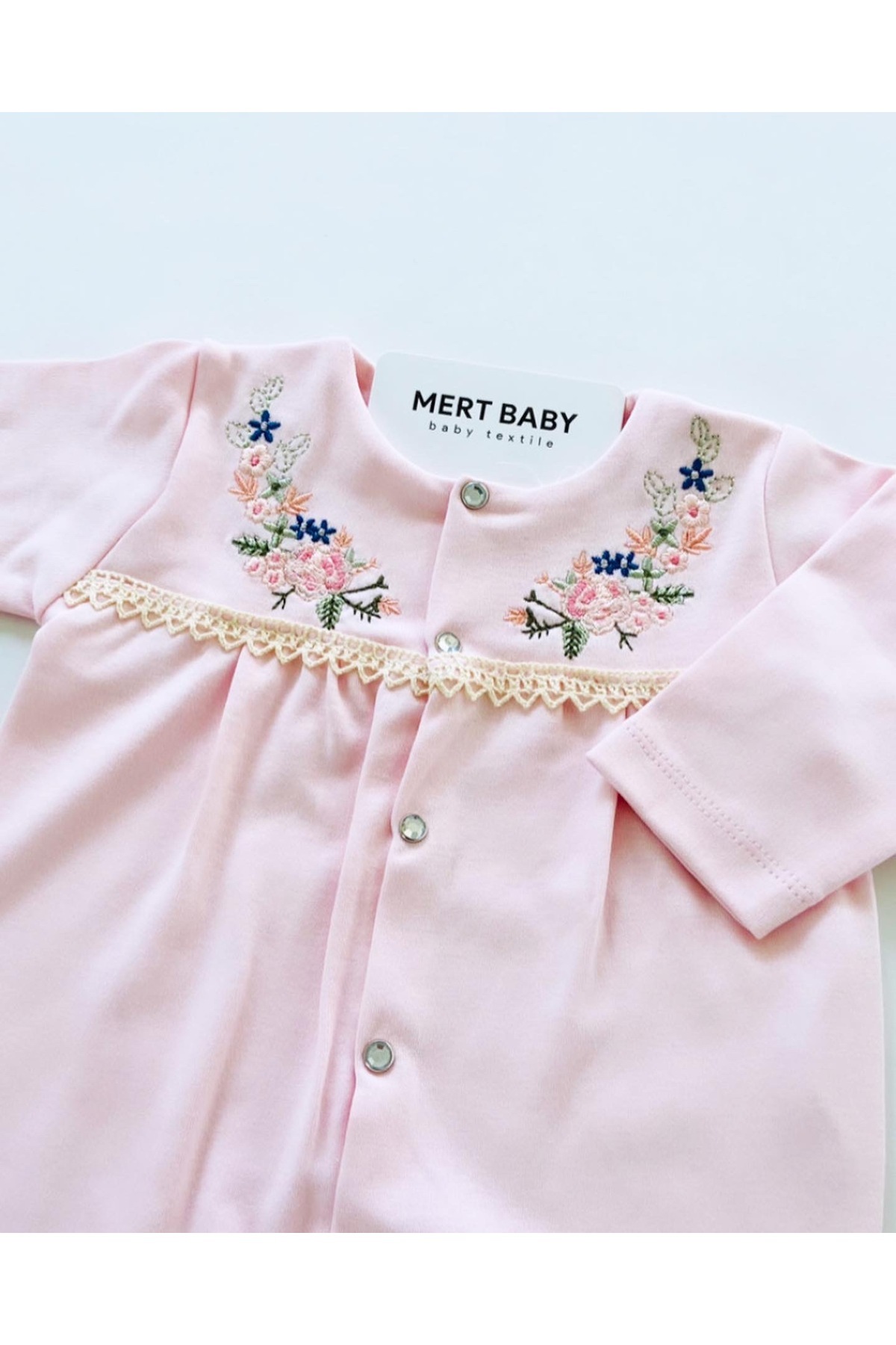 Mert Baby Sıralı Çiçekli Nakış İşlemeli 11'li Organik Hastane Çıkış Seti %100 Pamuk Yenidoğan Kız Bebek fotoğrafı 2 (önizleme)