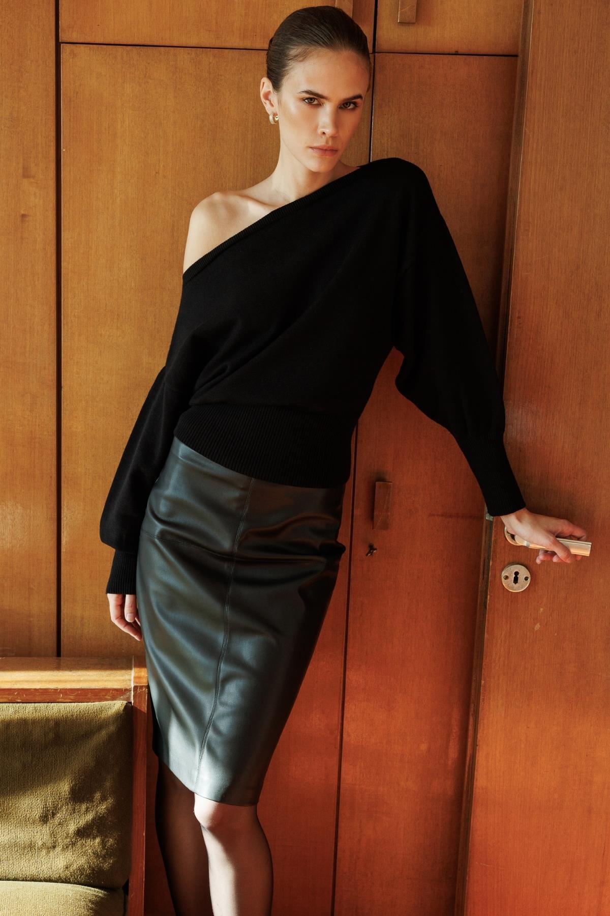 Mixray  6988 Kadın Asimetrik Rib Kesim Kayık Yaka Triko Kazak Siyah - Görsel 5