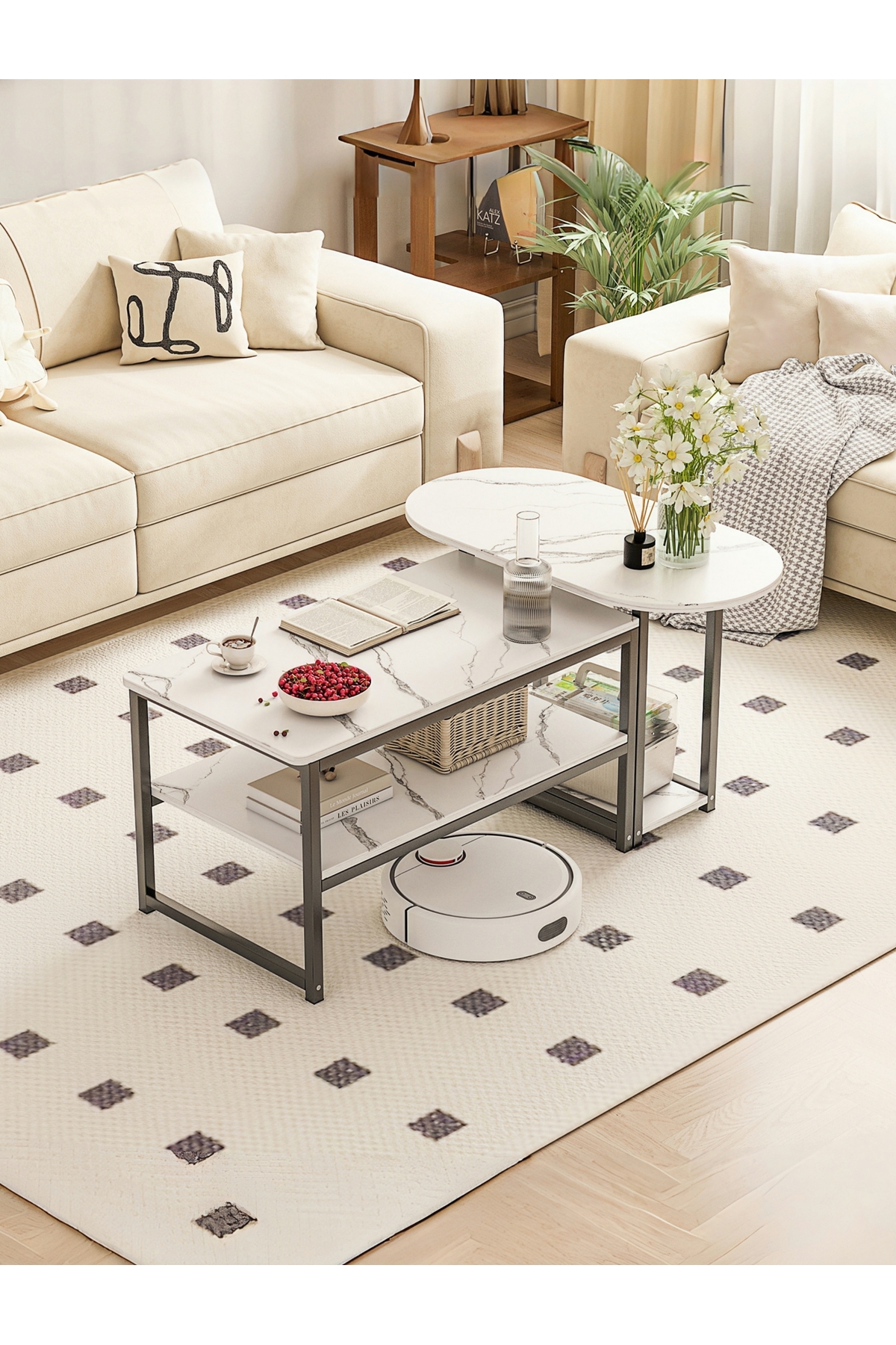 طاولة قهوة عصرية بسطح رخامي أبيض وإطار معدني أسود...