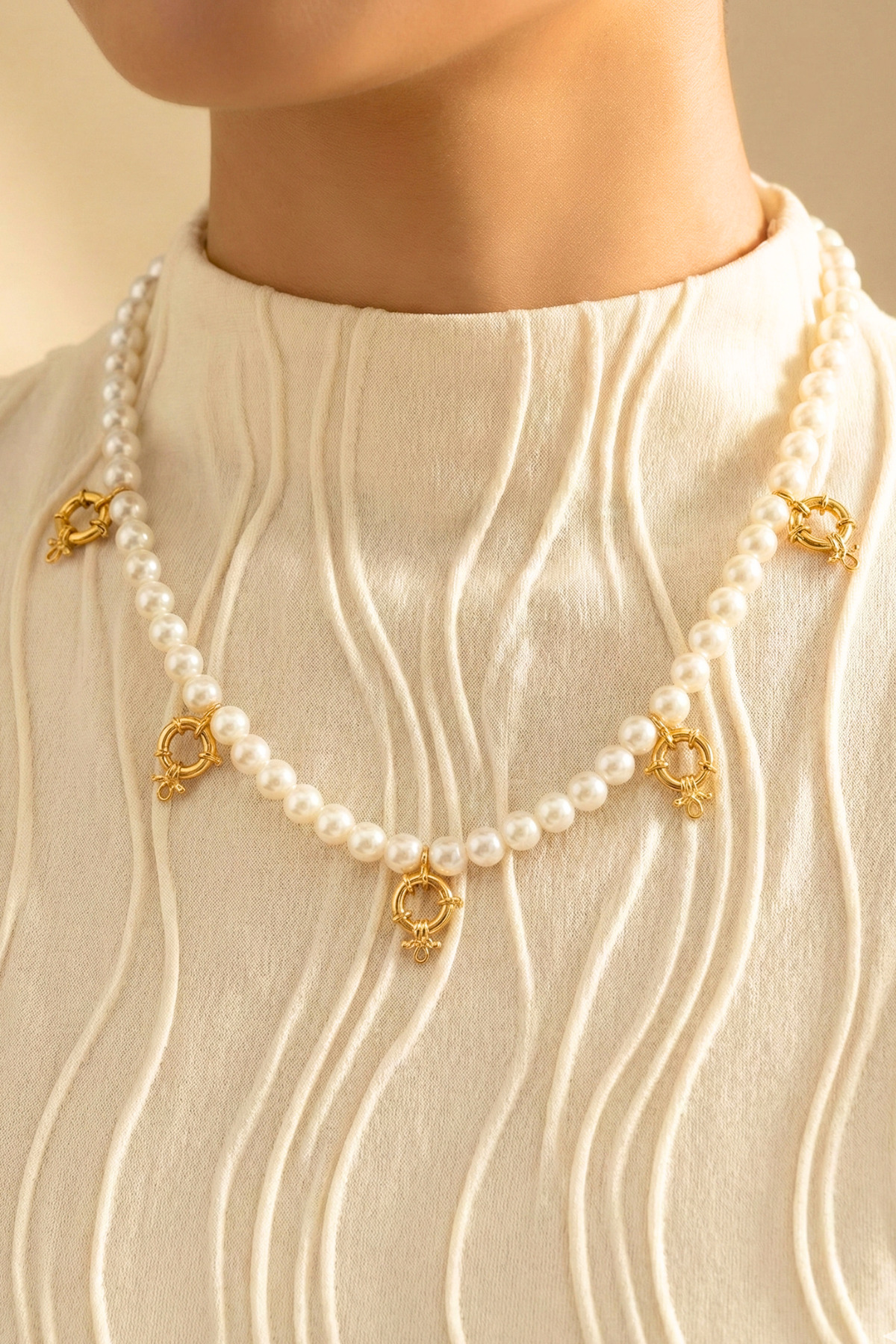 TwinsCollection  Kulplu Takılan Altınlı Uyumlu 8mm İnci Boncuk 5'i Bir Yerde Kolye - Kulplu Beşi Bir Yerde İnci Kolye - Görsel 3