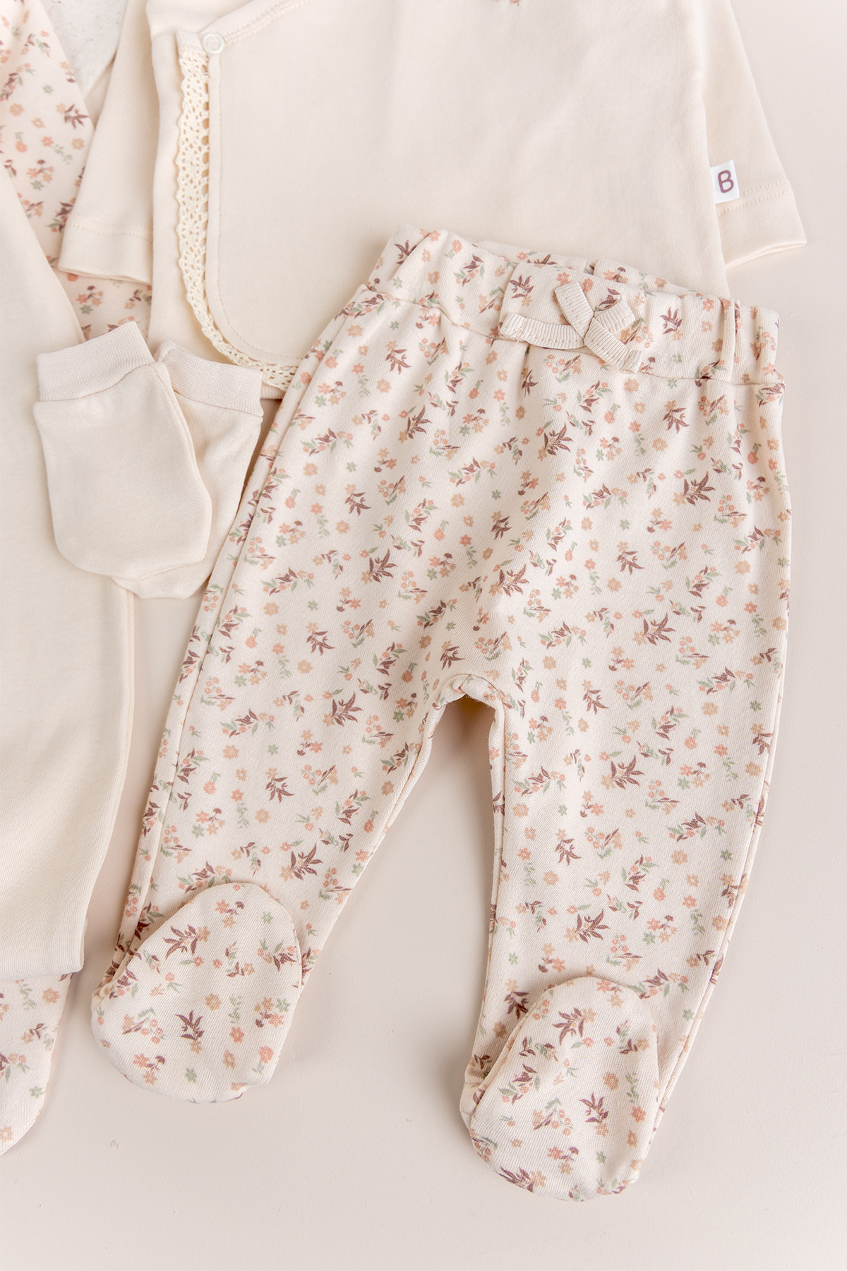 Babymod Çiçek Desenli 10'lu Kız Bebek Hastane Çıkışı Bebek Takımı fotoğrafı 4 (önizleme)