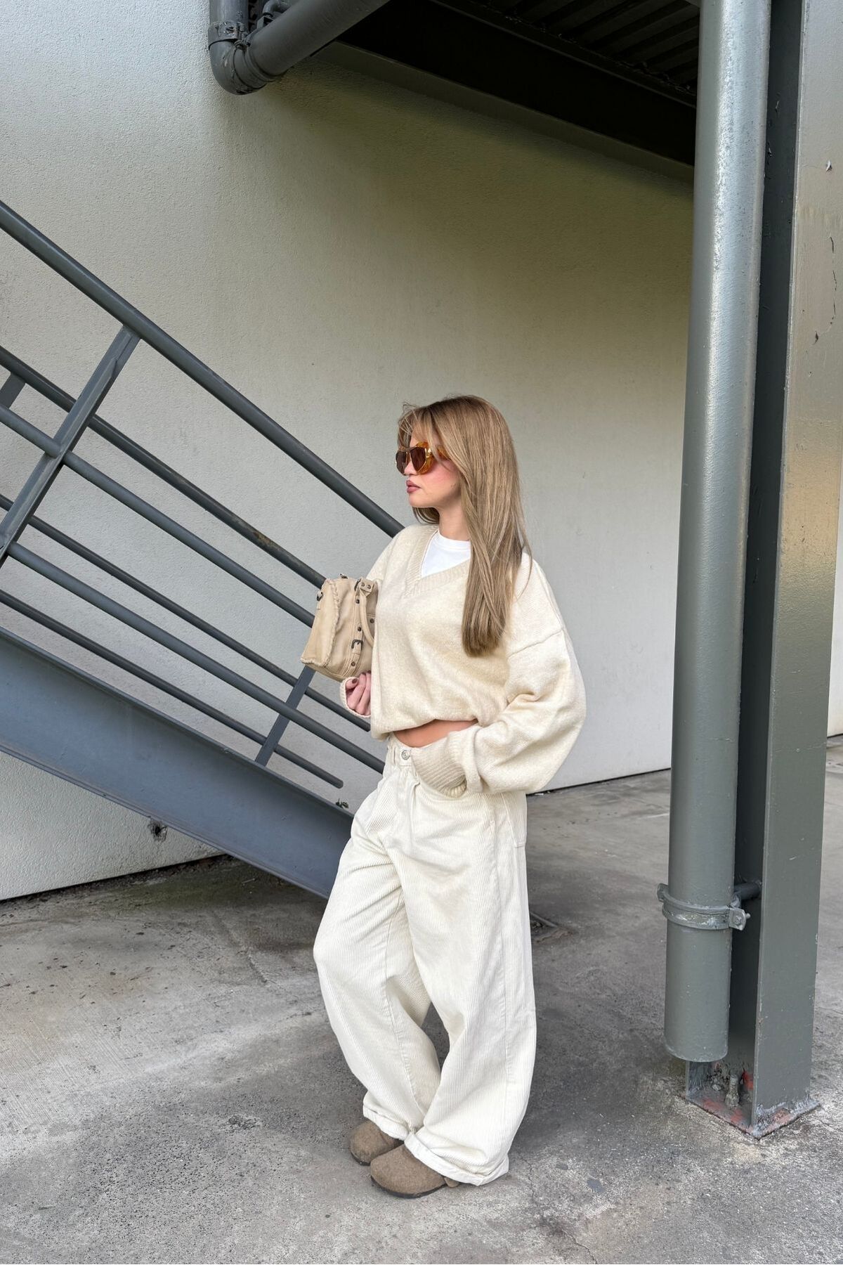 bases. V Yaka Yumuşak Dokulu Relaxed Fit Triko Kazak görsel 6