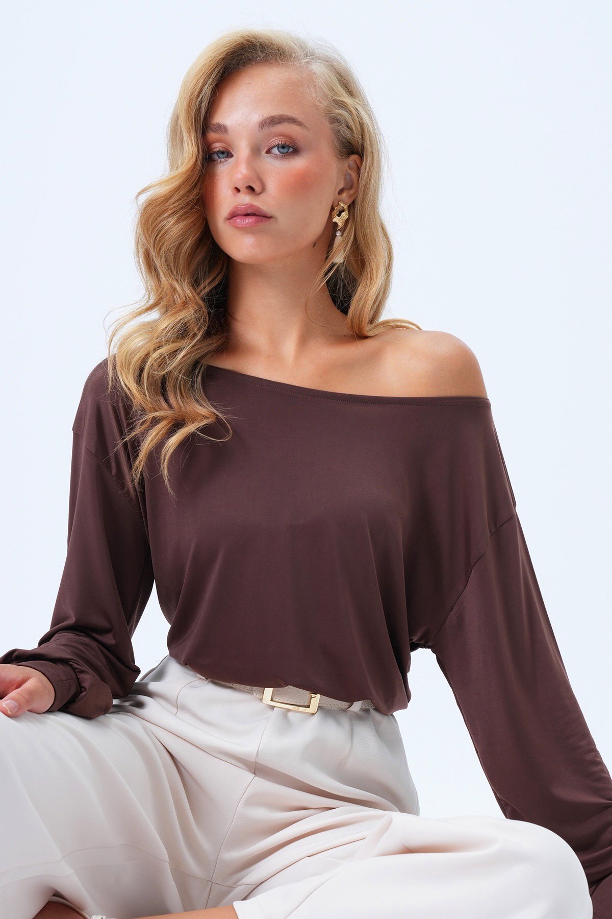 Trend Alaçatı Stili Kadın Acı Kahve Kayık Yaka Kolları Manşetli Bluz ALC-X14393 görsel 3