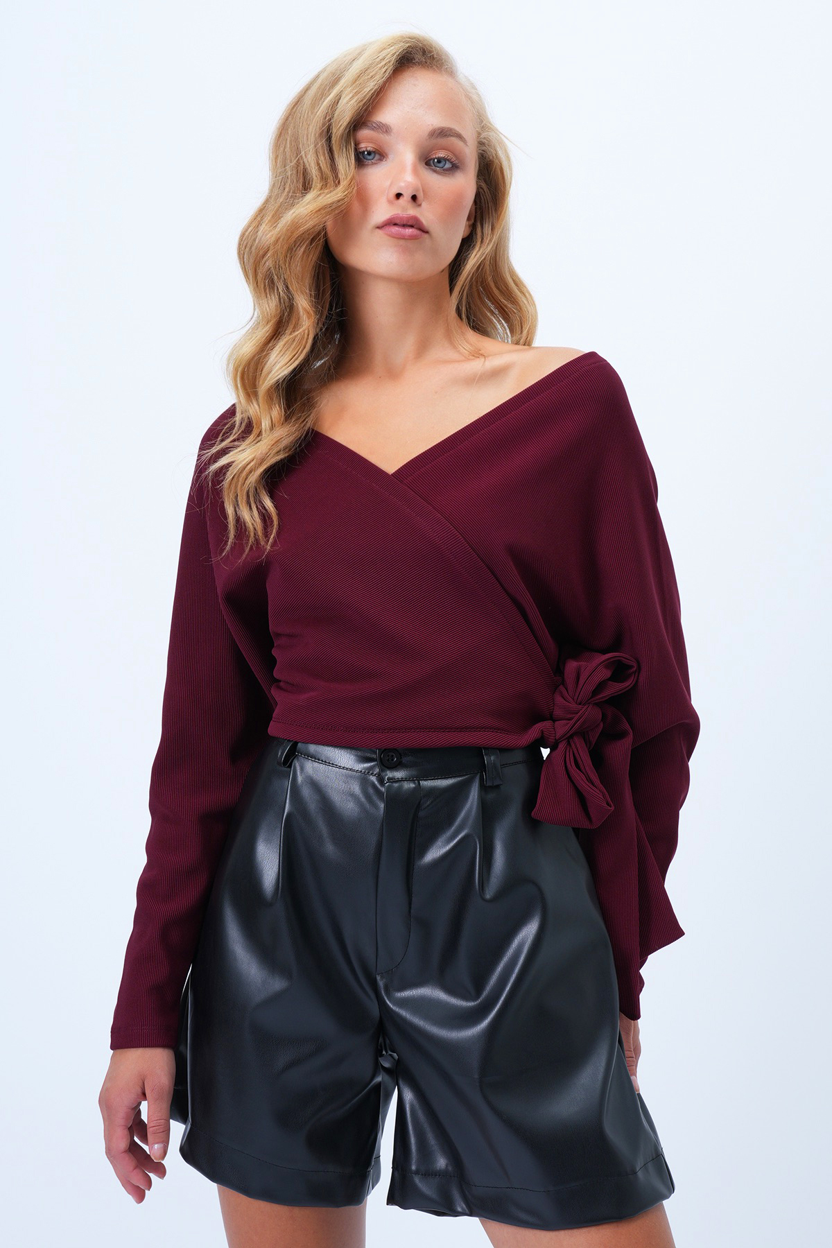 Trend Alaçatı Stili Bordo Ön Arka Kruvaze Yaka Bağlama Detaylı Ottoban Crop Bluz ALC-X14346 görsel 2