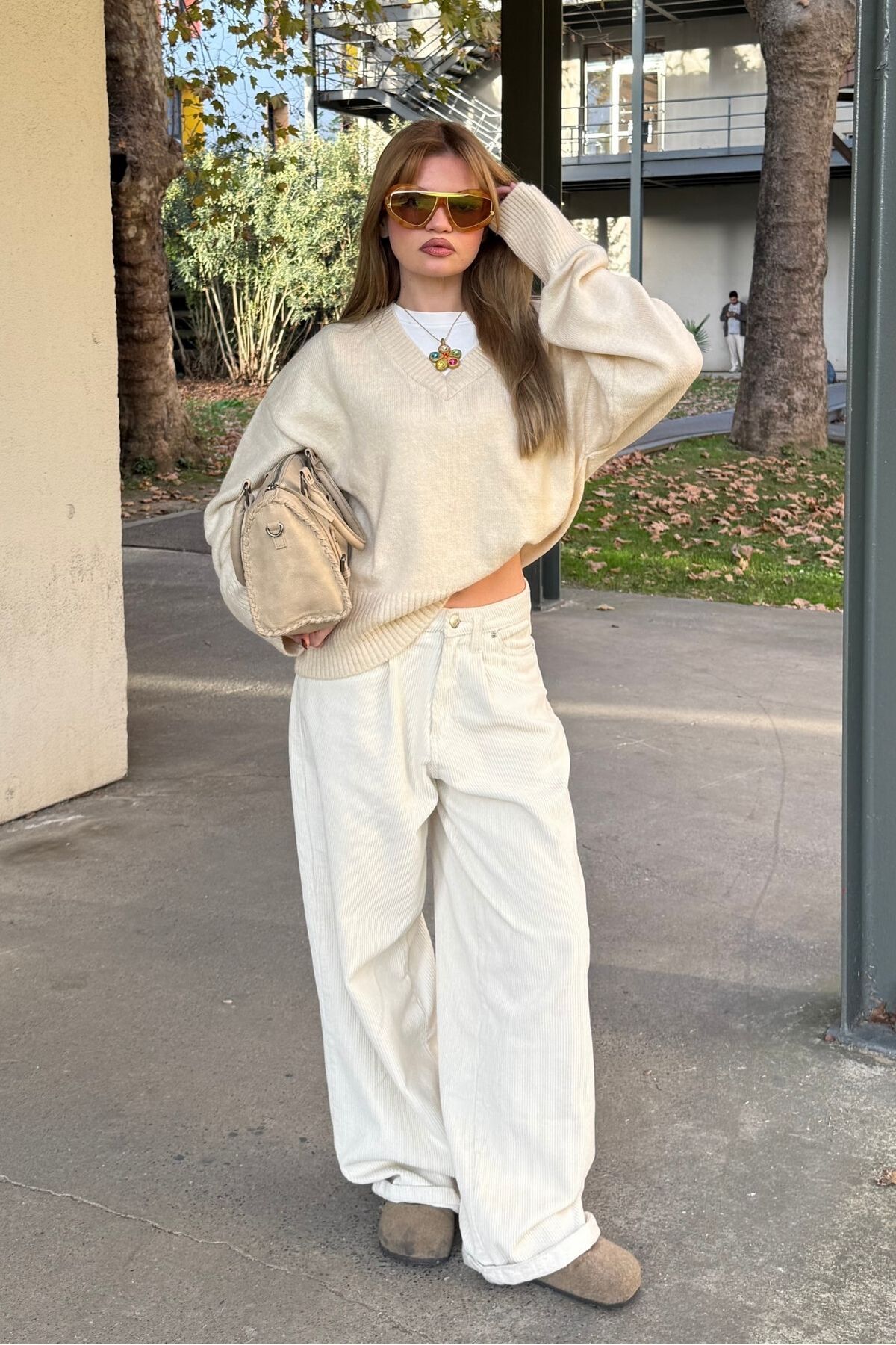 bases. V Yaka Yumuşak Dokulu Relaxed Fit Triko Kazak görsel 2