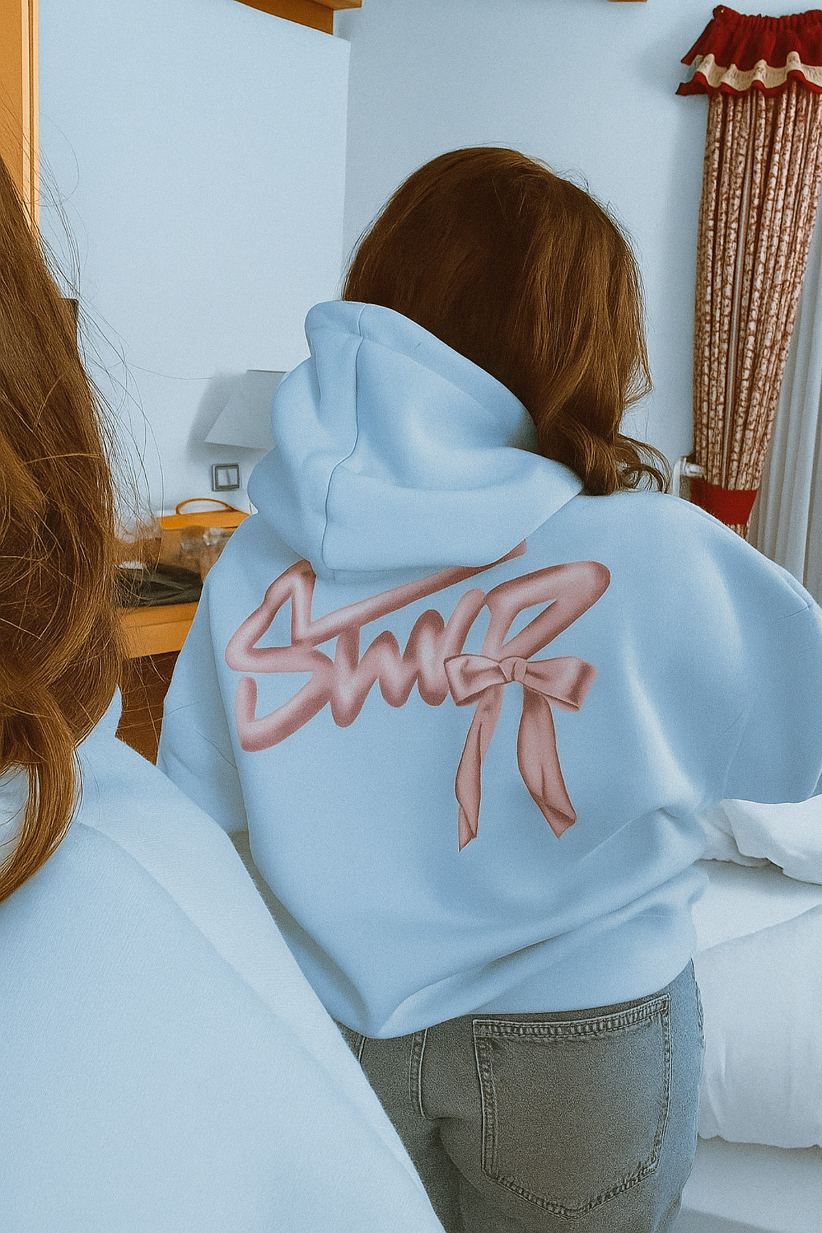 classy moda Unisex 3 İplik Oversize Kapüşonlu Kanguru Cepli SWND Fiyonk Desenli Sırt Baskılı Sweatshirt