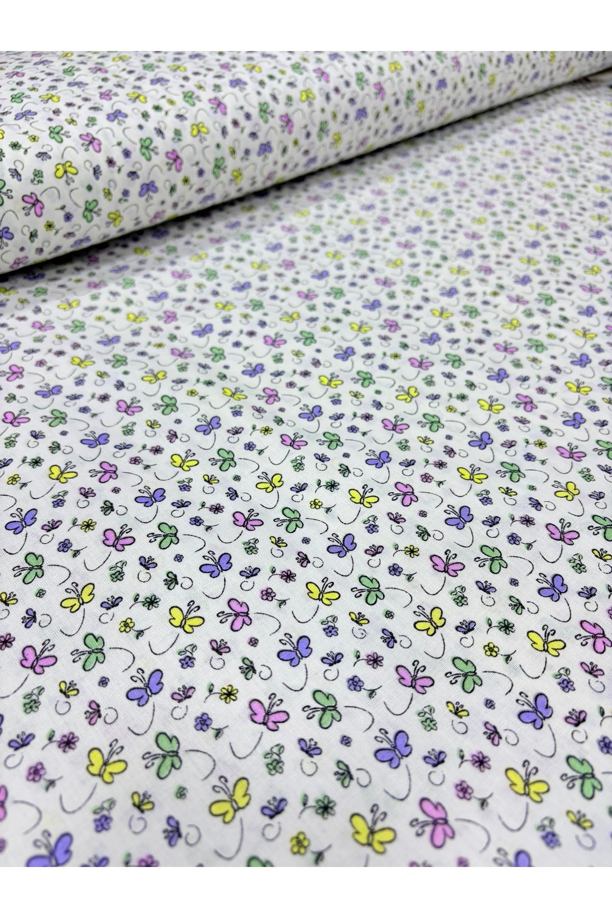 100% Cotton Poplin Fabric – 170 cm Top – Floral Pattern