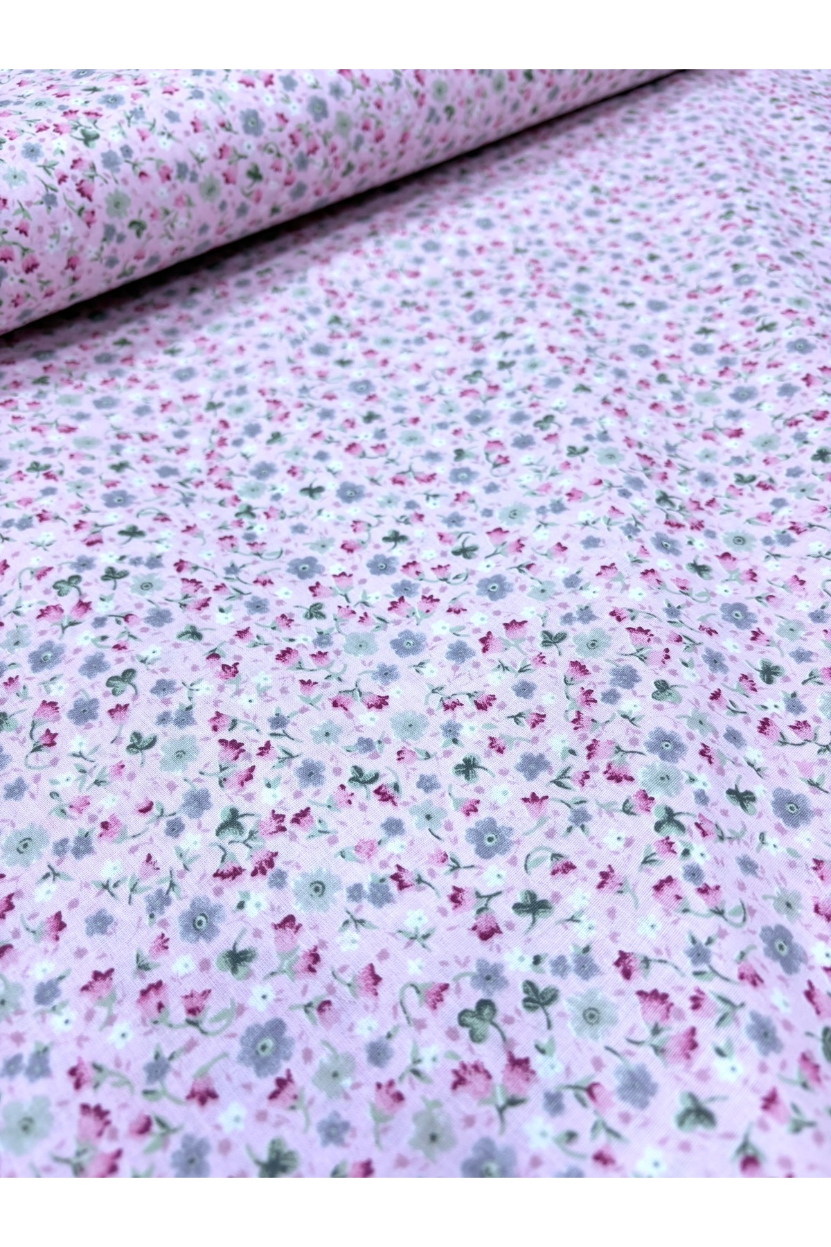 100% Cotton Poplin Fabric – 170 cm Top – Floral Pattern