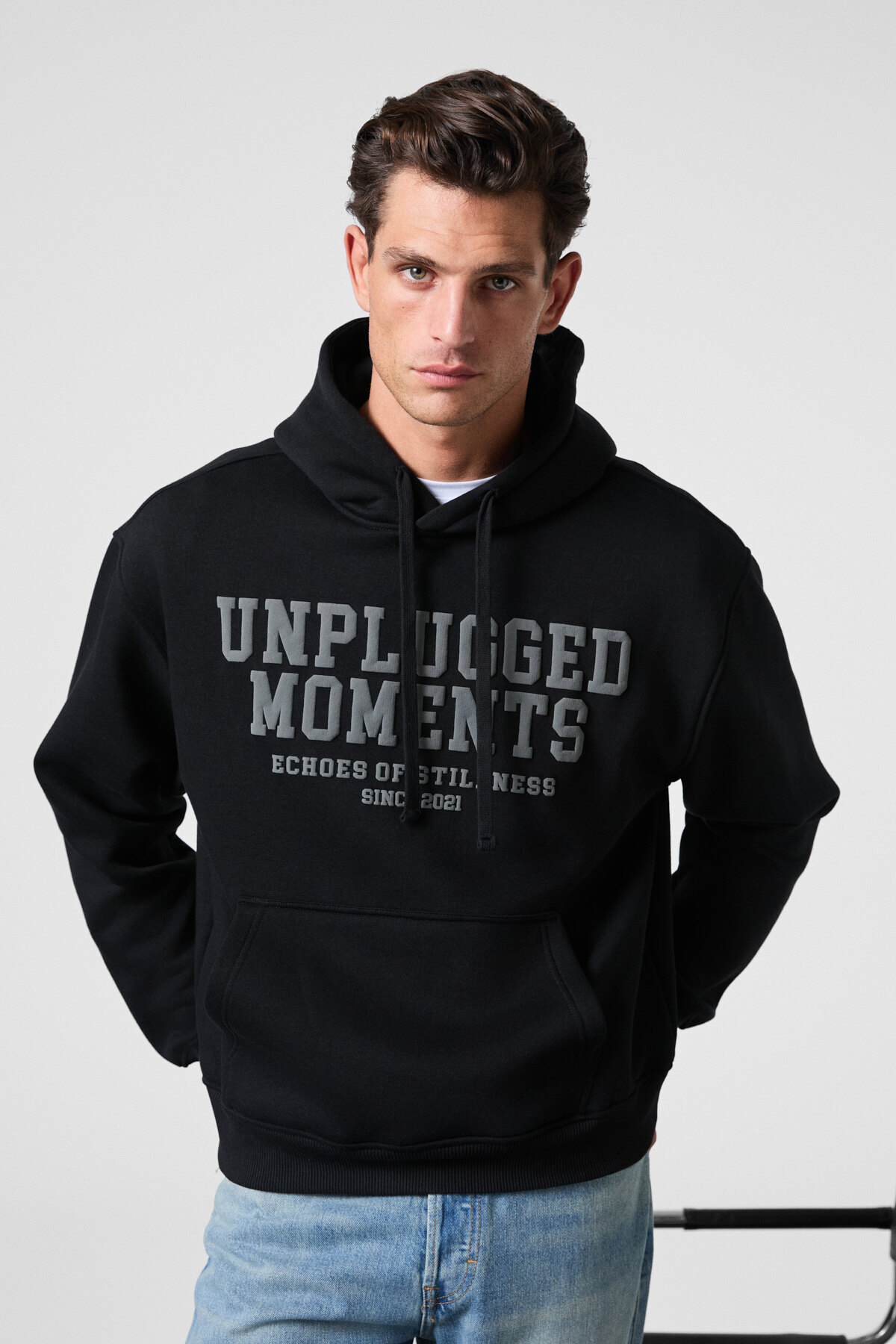 CASSIAN Erkek Önü Kabaran Baskılı Kapüşonlu Kordonlu Kanguru Cepli Siyah Sweatshirt — مشکی CASSIAN01082025 — تصویر 5 از 6