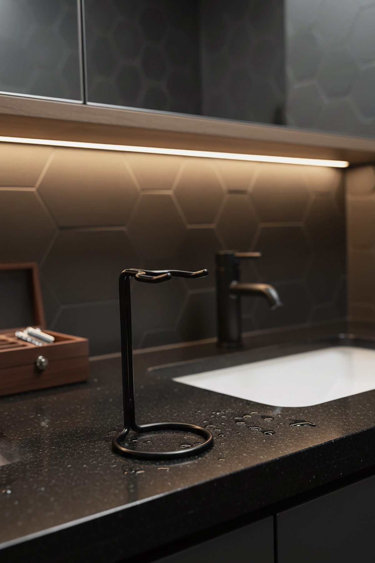 Pasha Shaving Yaqi Tıraş Fırçası İçin Siyah Metal Stand, Kaymaz ve Dengeli Taban