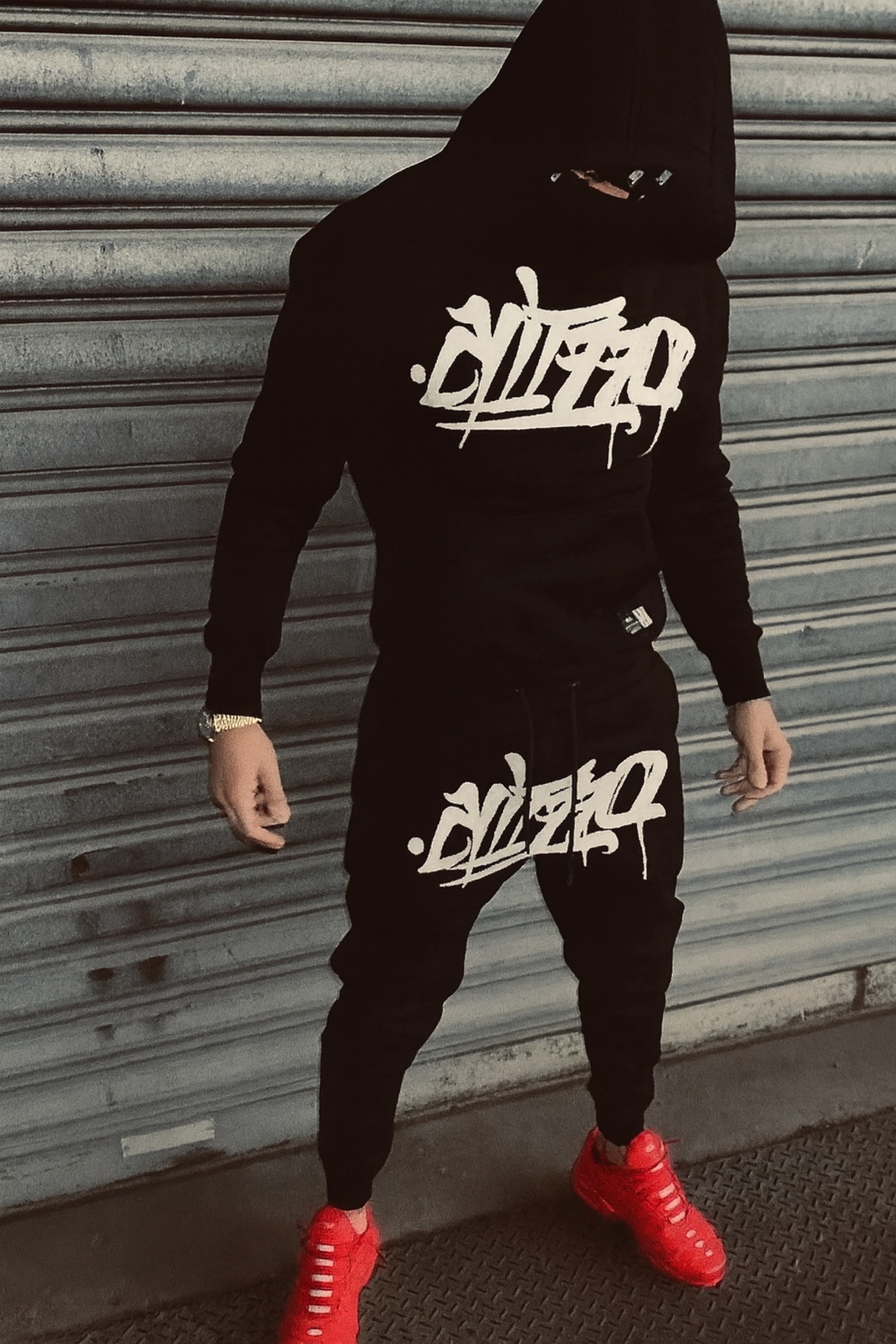 “3 İplik kapüşonlu kanguru cepli grafiti baskılı eşofman takımı rahat unisex günlük stil” — مشکی TH0034