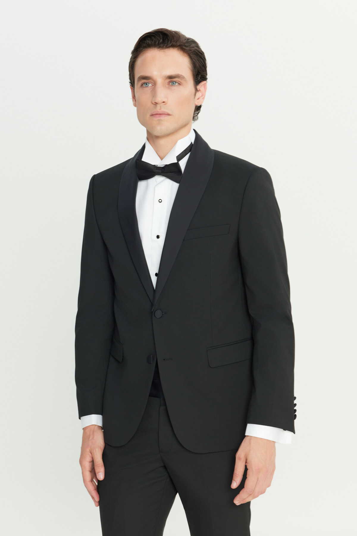 آلتین ییدلیز کلاسیکس کت و شلوار مردانه مشکی اسلیم فیت، یقه شالی، جیب‌های کناری باریک و قابل جدا شدن، کت و شلوار دامادی انعطاف‌پذیر