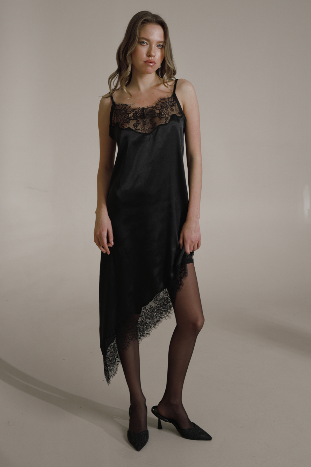 Mita Concept SİYAH DANTELLİ ASİMETRİK KESİM GECELİK