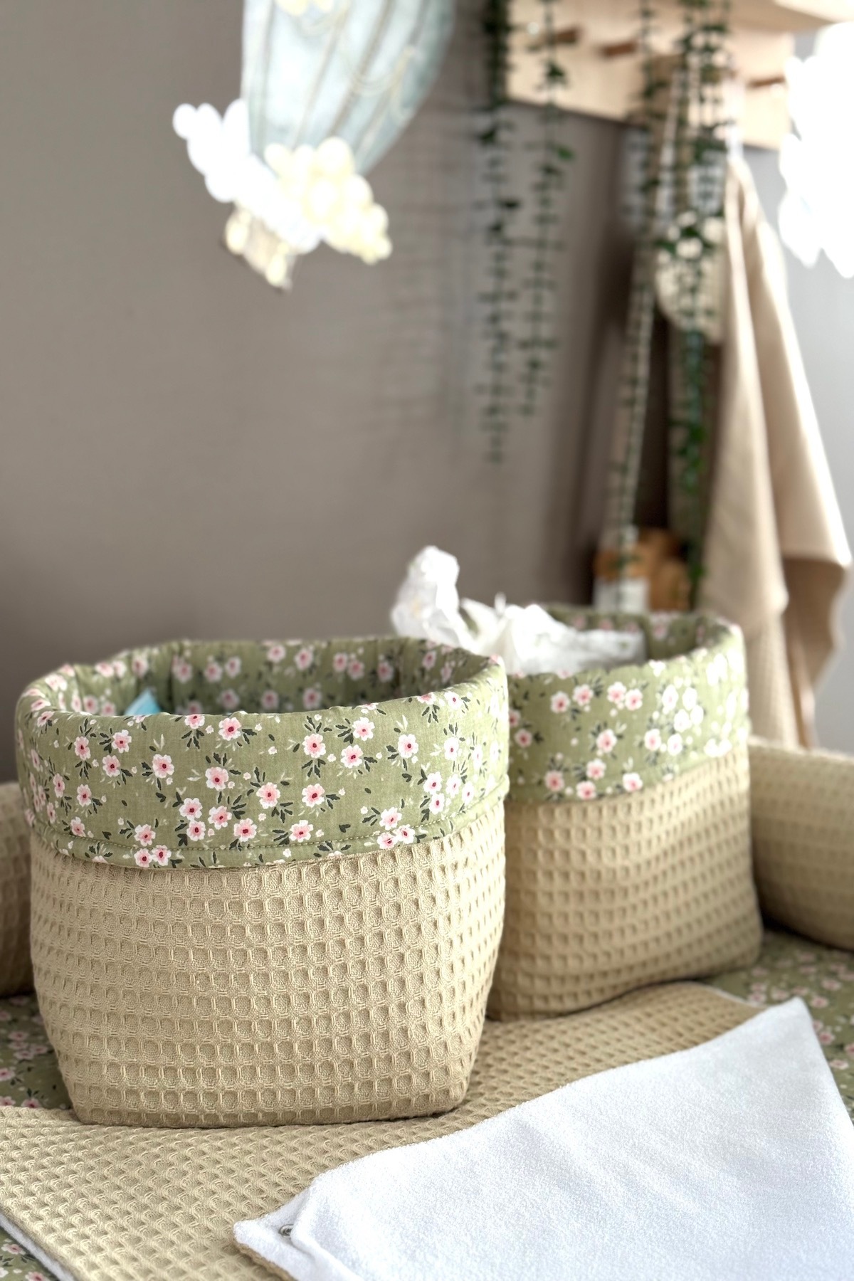 Pastelya Yeşil Papatya Desenli Bebek Alt Açma Seti, Su Geçirmez Değiştirebilir Ped, Alt Açma Minderi fotoğrafı 2 (önizleme)