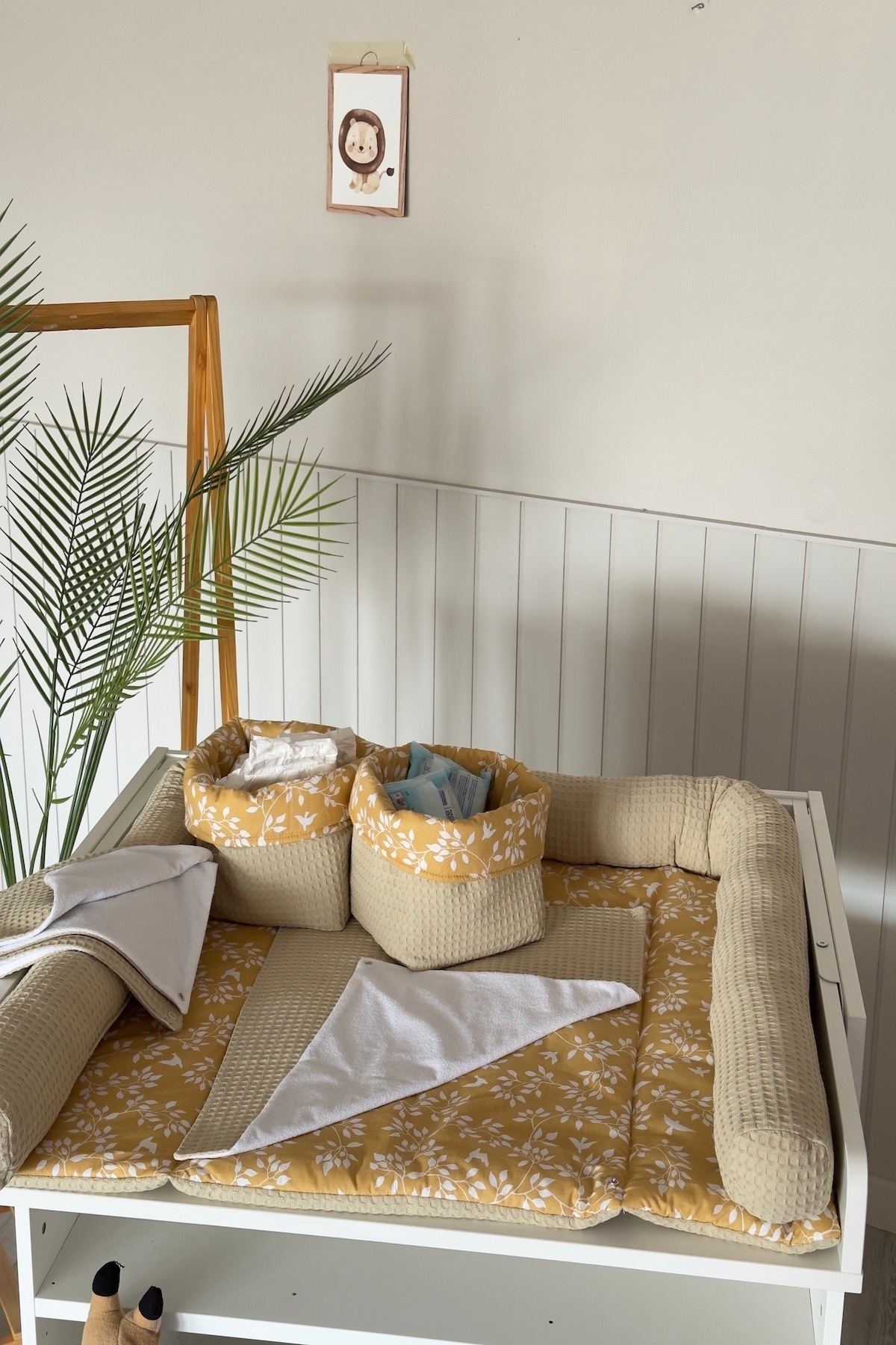 Pastelya Sarı Çiçek Desenli Bebek Alt Açma Seti, Su Geçirmez Değiştirebilir Ped, Alt Açma Minderi fotoğrafı 4 (önizleme)