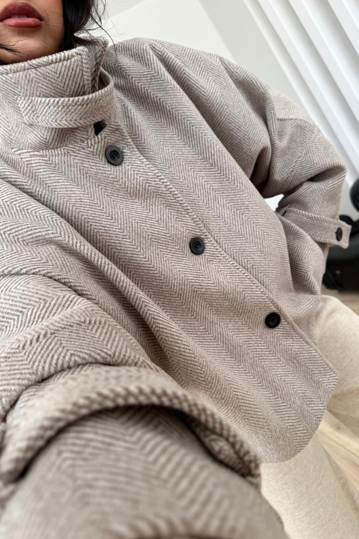 MANMARK Kadın Kışlık Oversize Boğaz Korumalı Viral Kaban, Herringbone Desen, Düğmeli, Tokalı Kol Detaylı görsel 2