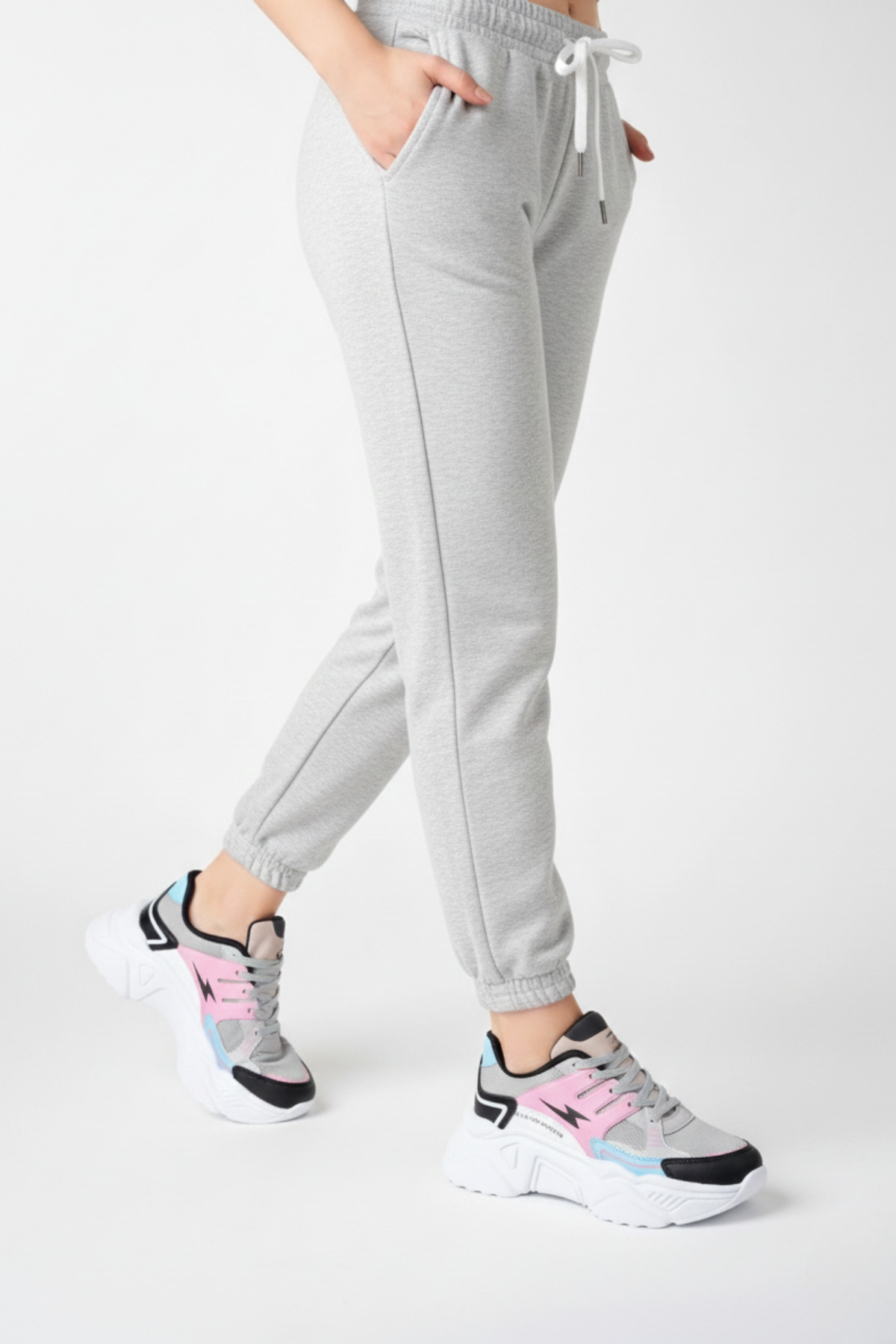 حذاء رياضي نسائي يومي باللون الرمادي والوردي والأز...