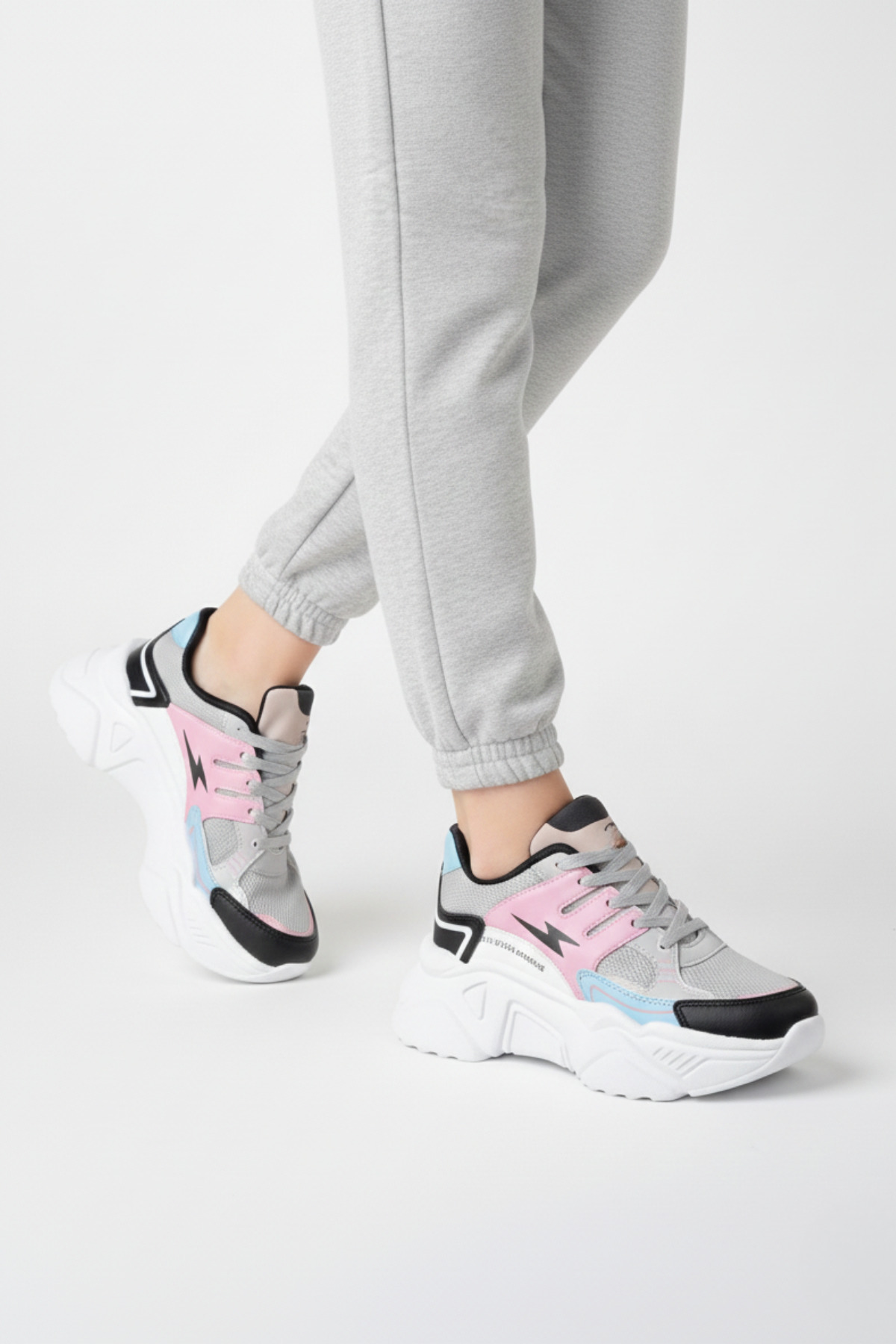 حذاء رياضي نسائي يومي باللون الرمادي والوردي والأز...