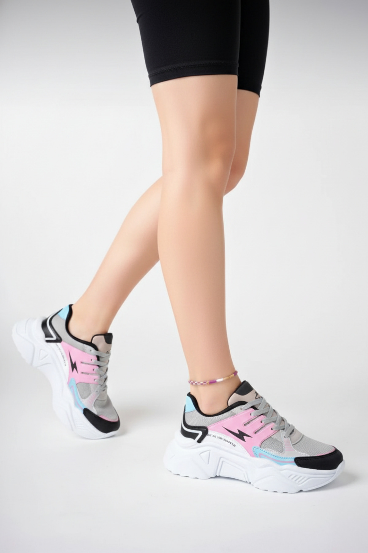 حذاء رياضي نسائي يومي باللون الرمادي والوردي والأز...