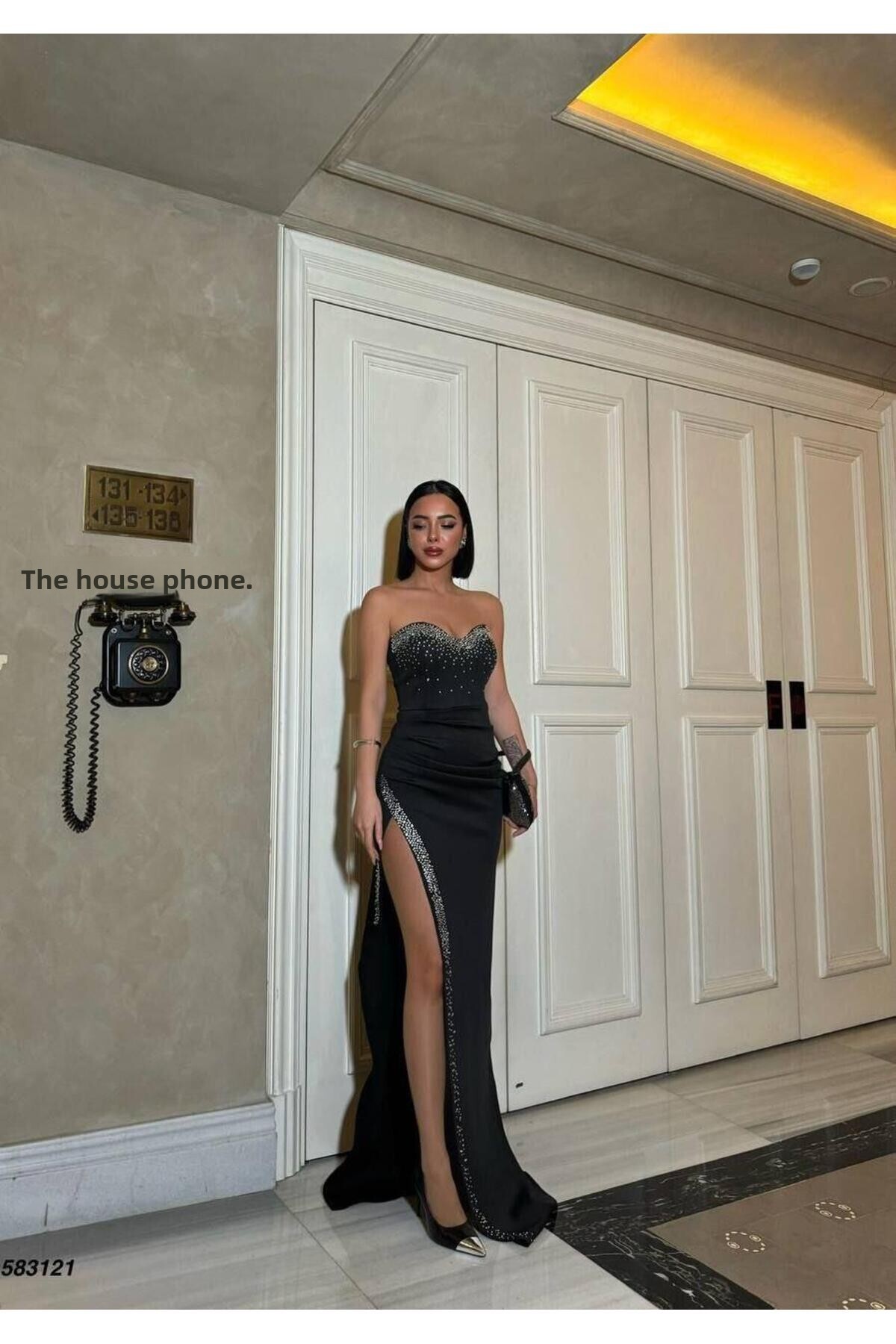 Modafeminen Lesklé dlhé večerné šaty bez ramienok 583121 čierne