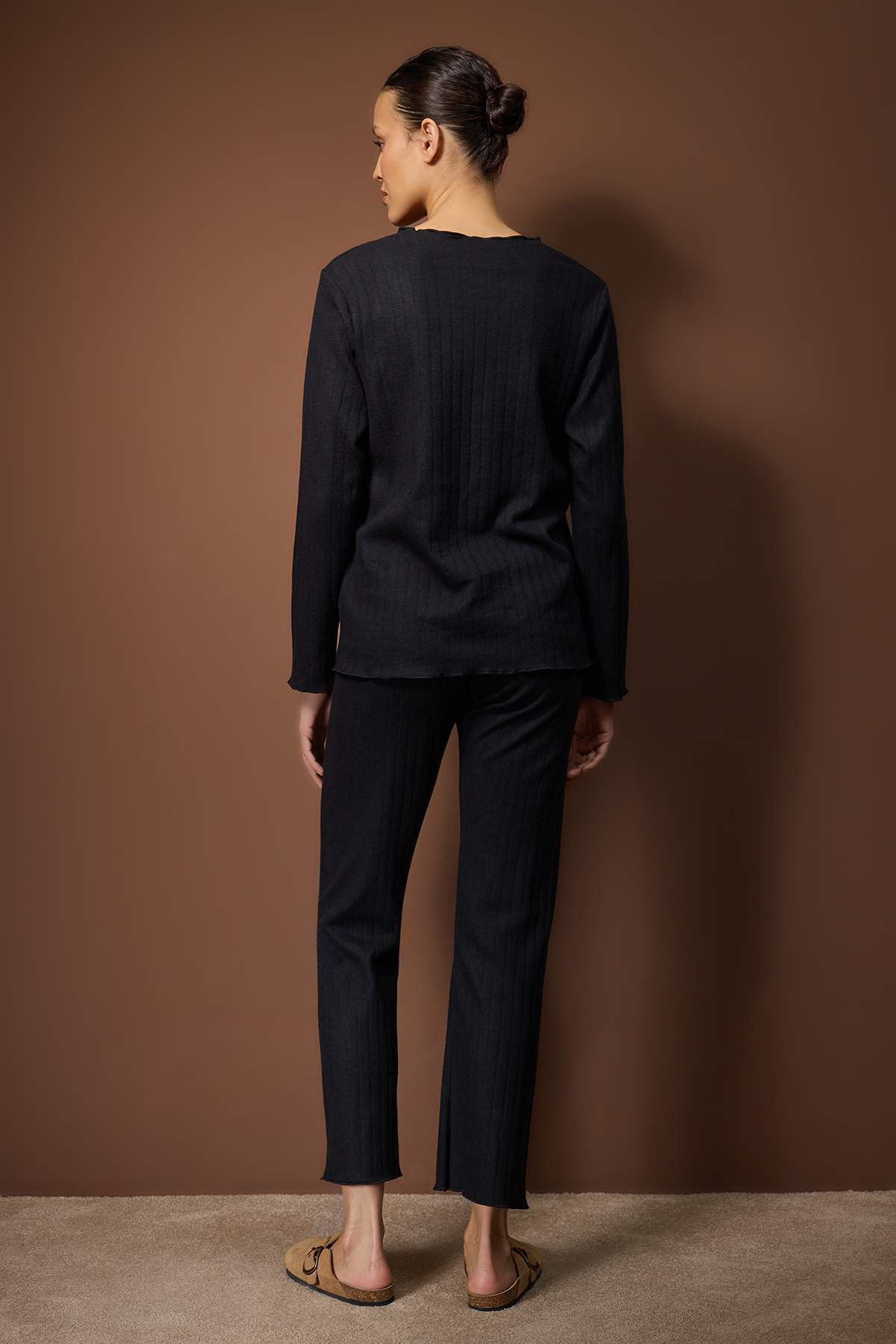 Trendyolmilla  Siyah Pamuklu Baby Overlok Detaylı Fitilli Örme Pijama Takımı THMAW26PT00214 - Görsel 4