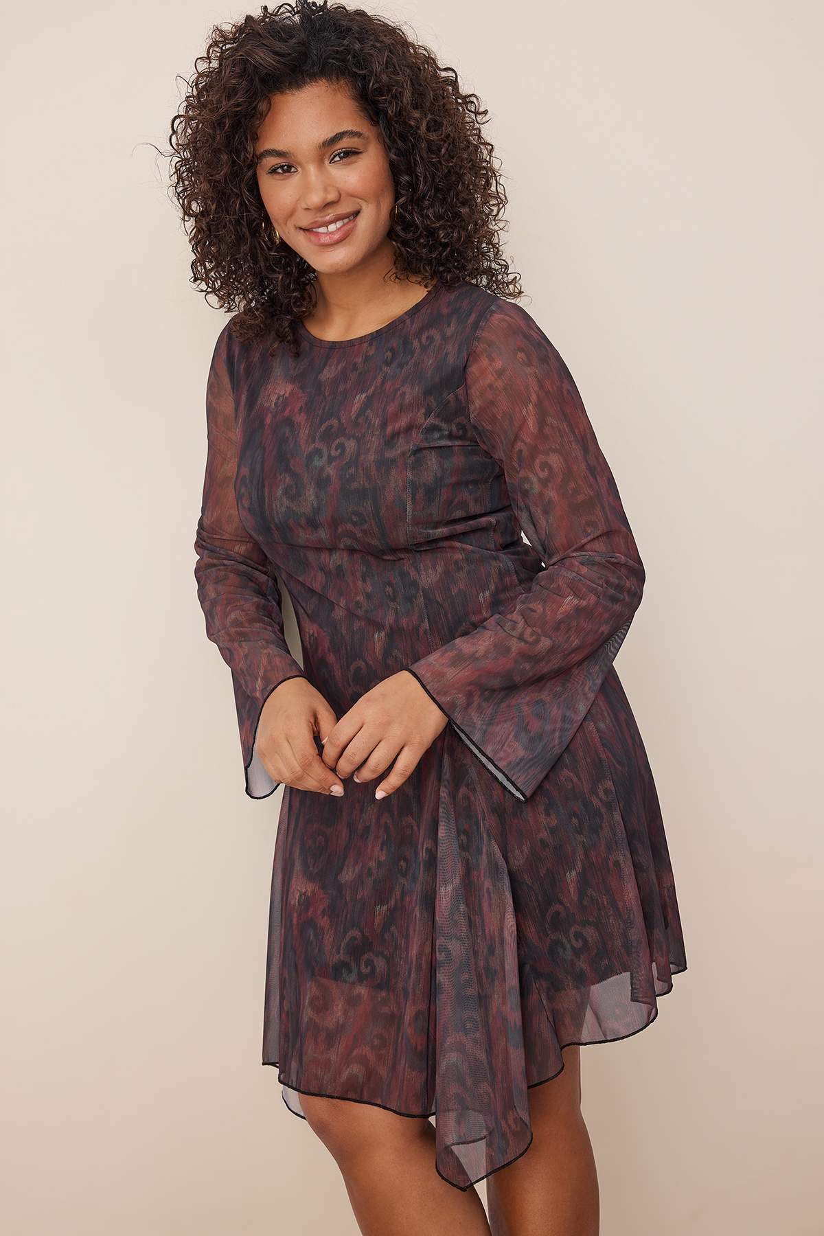 Trendyol Curve Mehrfarbig gemustertes, asymmetrisches, gestricktes Tüllkleid in Übergröße TBBAW26AH00066