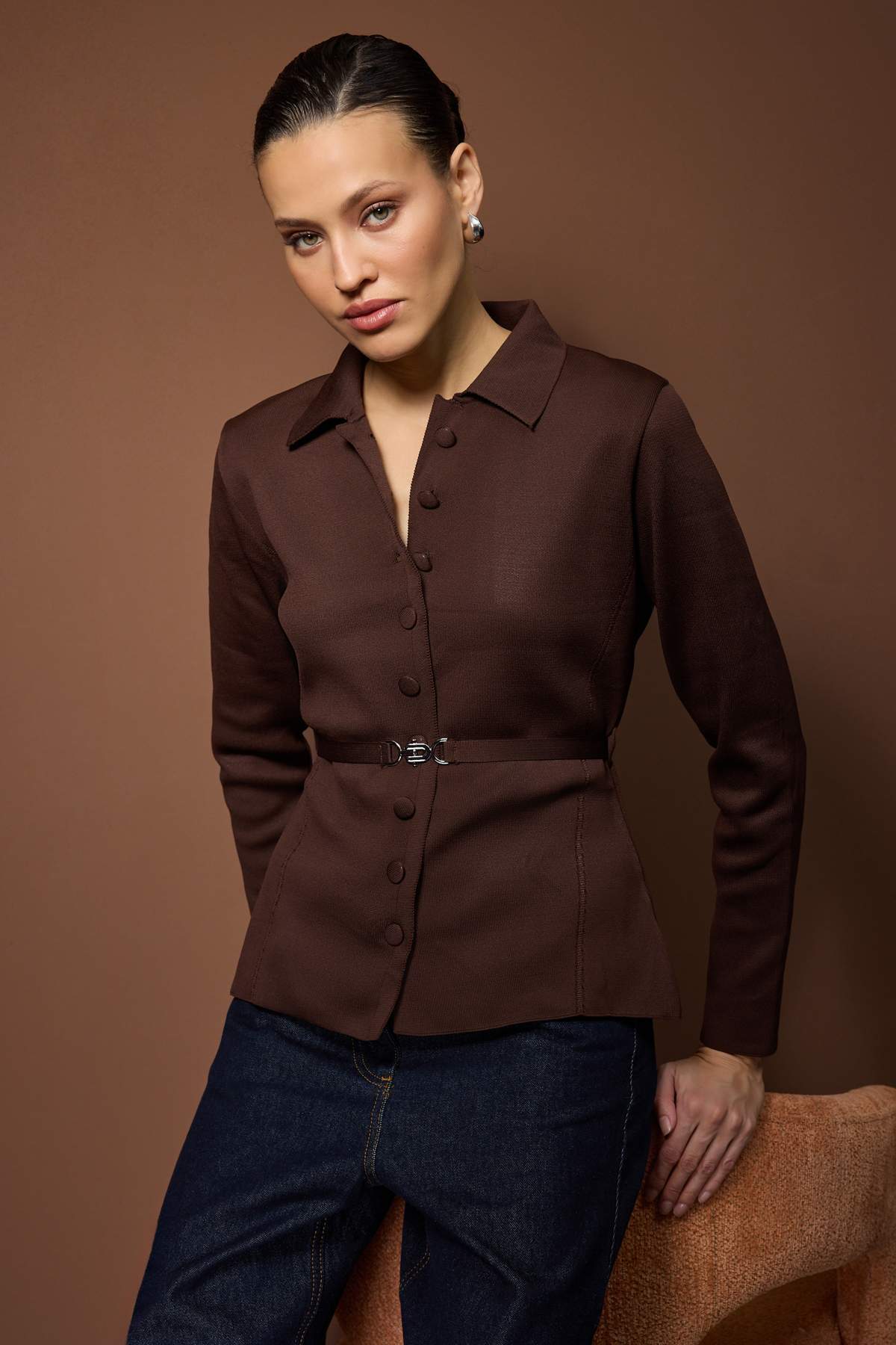 Trendyolmilla  Özel Koleksiyon Kahverengi Kemerli Polo Yaka Triko Hırka TWOAW26HI00131 - Görsel 2