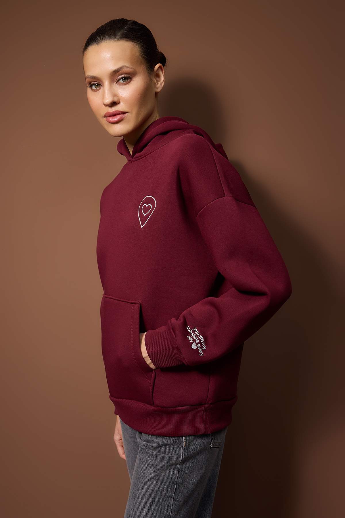Trendyolmilla  Bordo Nakışlı/İşleme Oversize/Geniş Kalıp Kapüşonlu Örme Sweatshirt TWOAW26SW00171