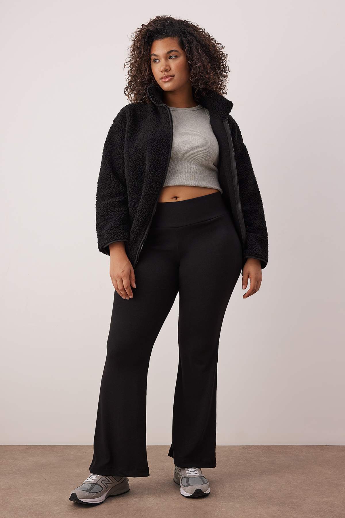 Trendyolmilla  Gri Melanj- Siyah Flare/İspanyol Paça Dökümlü Kumaş Büyük Beden Pantolon&Eşofman Altı TBBAW26AR00027 - Görsel 2