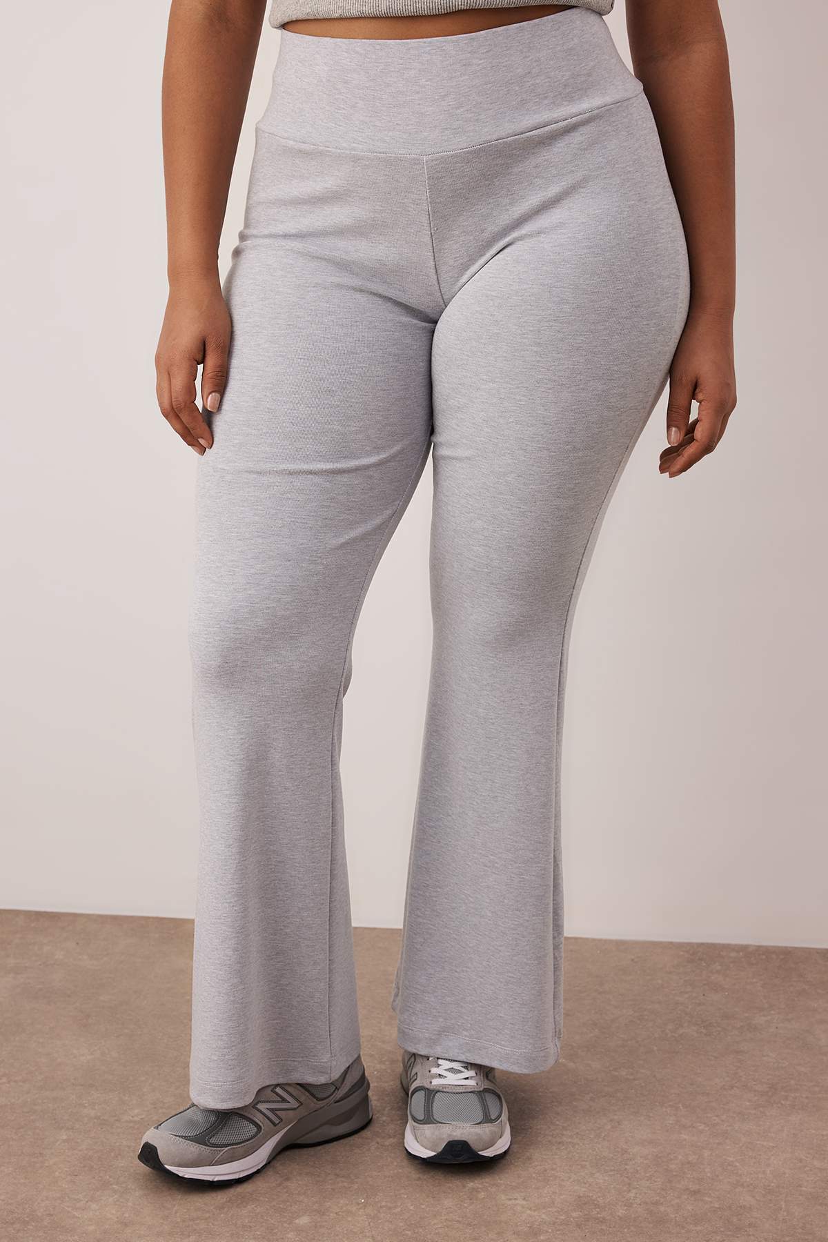 Trendyolmilla  Gri Melanj- Siyah Flare/İspanyol Paça Dökümlü Kumaş Büyük Beden Pantolon&Eşofman Altı TBBAW26AR00027 - Görsel 6