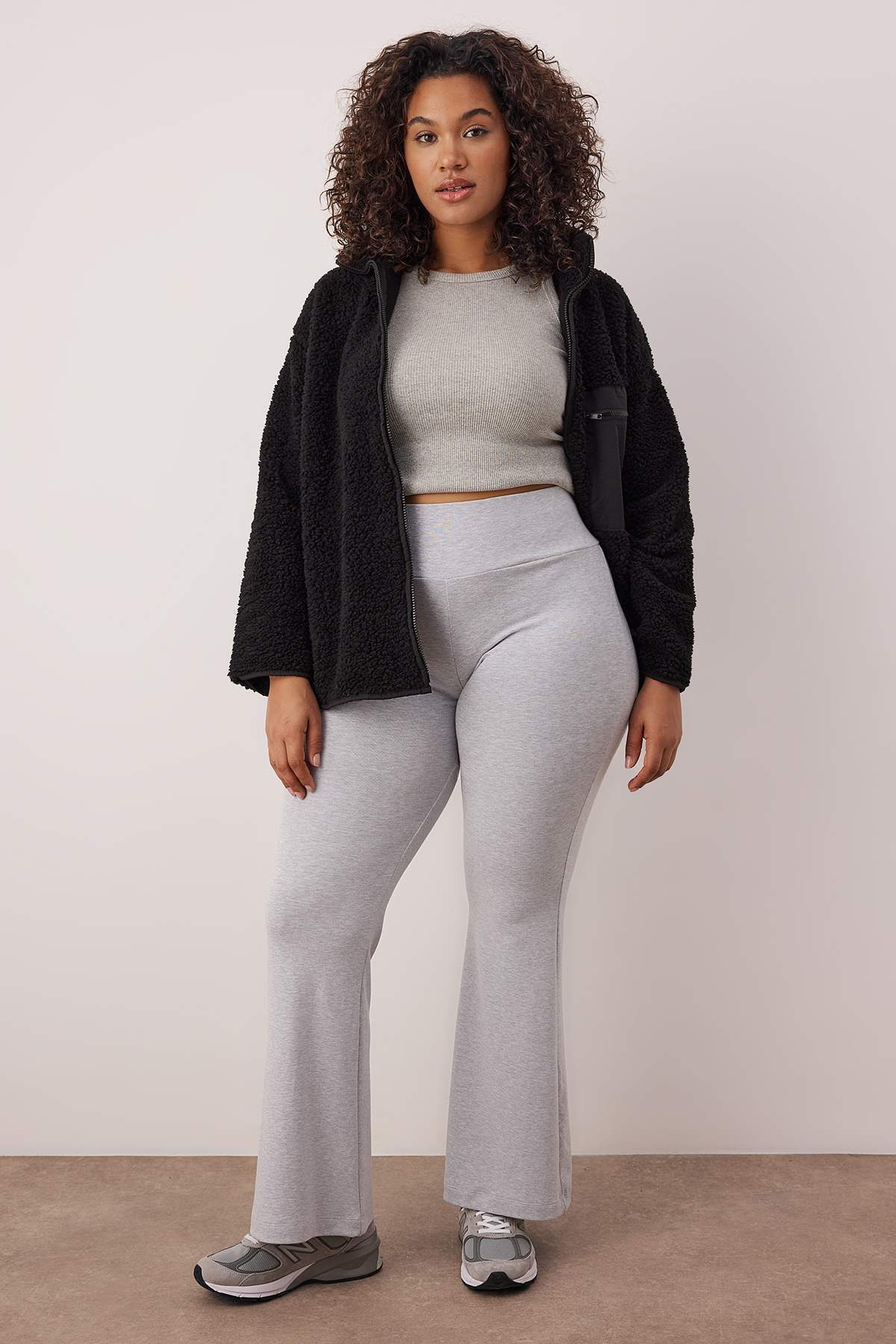 Trendyolmilla  Gri Melanj- Siyah Flare/İspanyol Paça Dökümlü Kumaş Büyük Beden Pantolon&Eşofman Altı TBBAW26AR00027 - Görsel 5