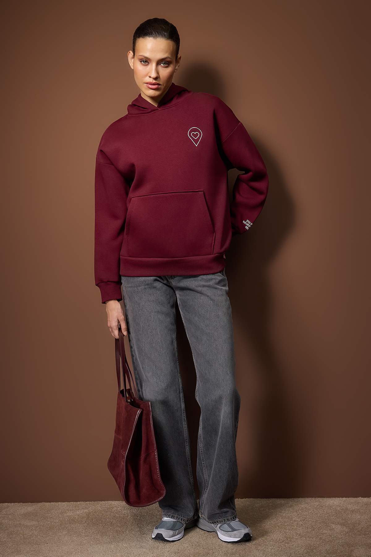 Trendyolmilla  Bordo Nakışlı/İşleme Oversize/Geniş Kalıp Kapüşonlu Örme Sweatshirt TWOAW26SW00171 - Görsel 2